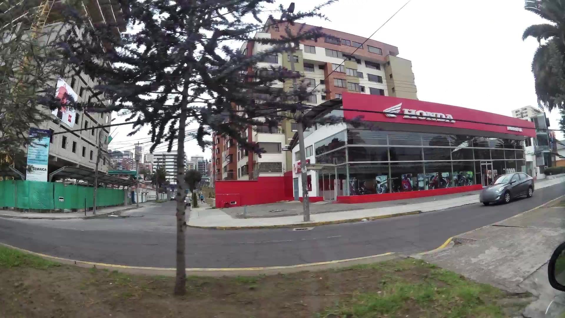 Street view near Ibis, Quito