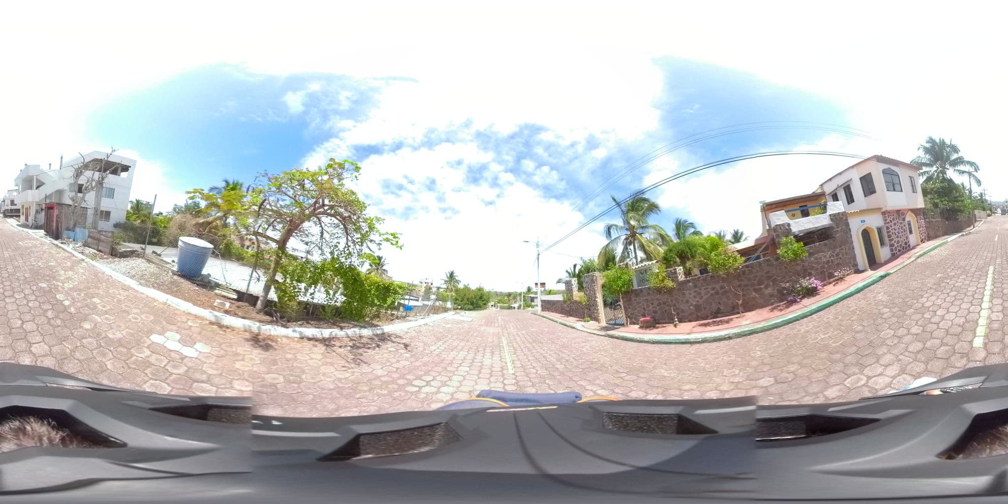 Street view near El Bambú, Puerto Ayora — © sdanielzer (CC BY-SA · Mapillary)