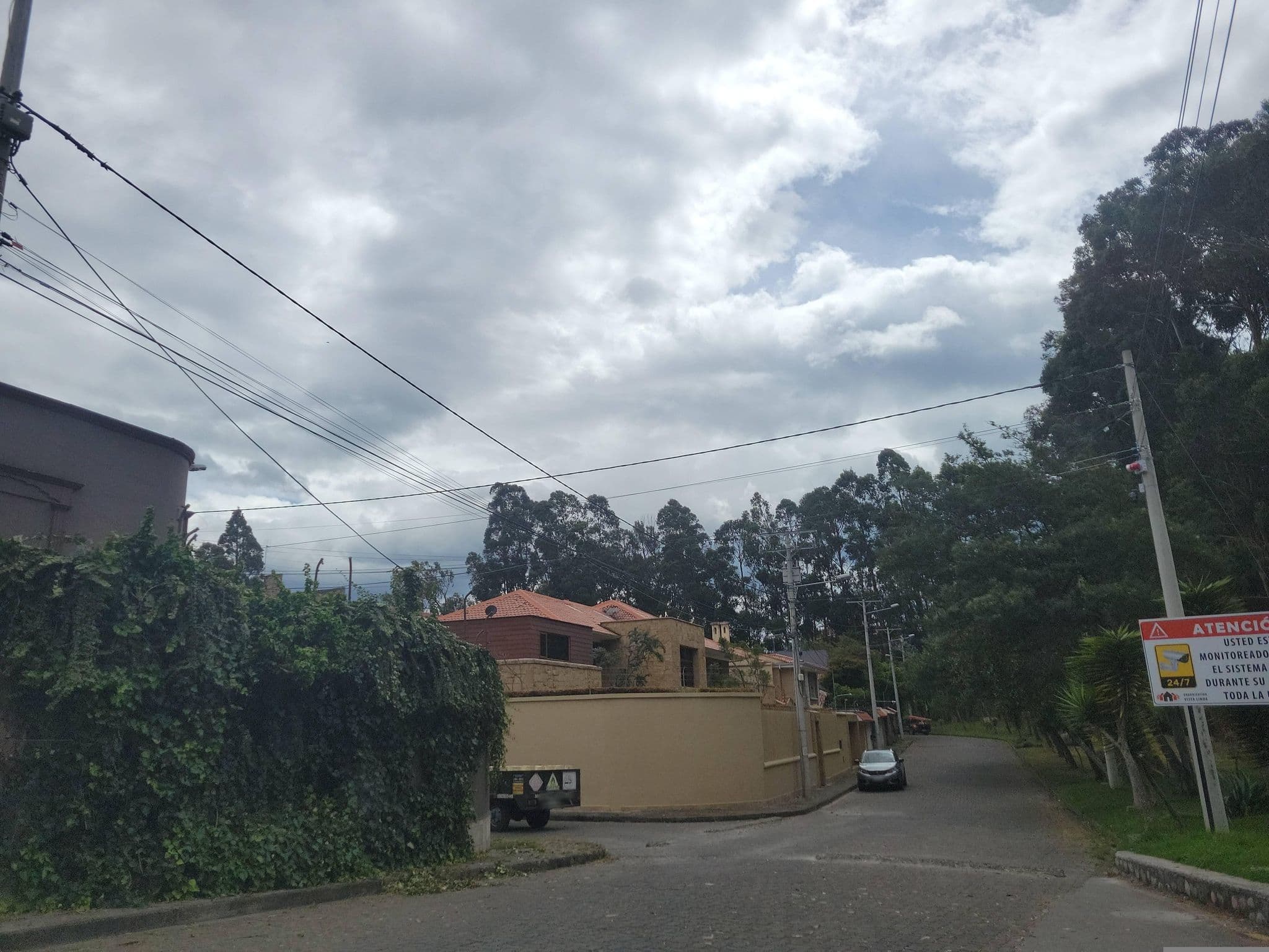 Street view near Garita de guardia ALARMA STOP, Cuenca