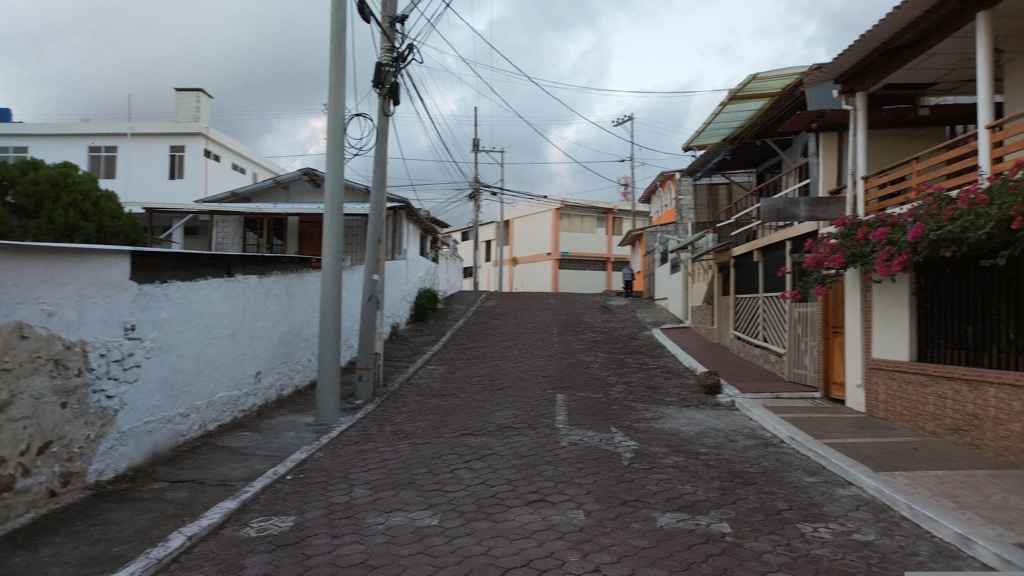 Street view near Sub Coloma, Puerto Ayora — © karma2 (CC BY-SA · Mapillary)