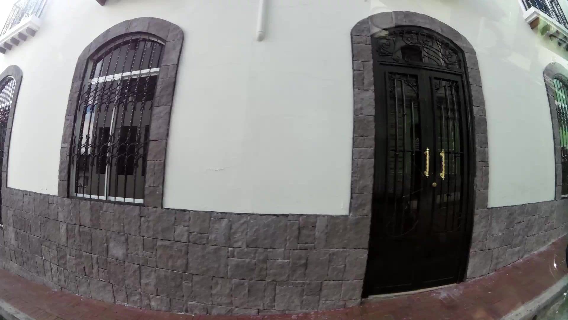 Street view near Hostel Carpe DM, Quito — © kaartcam (CC BY-SA · Mapillary)