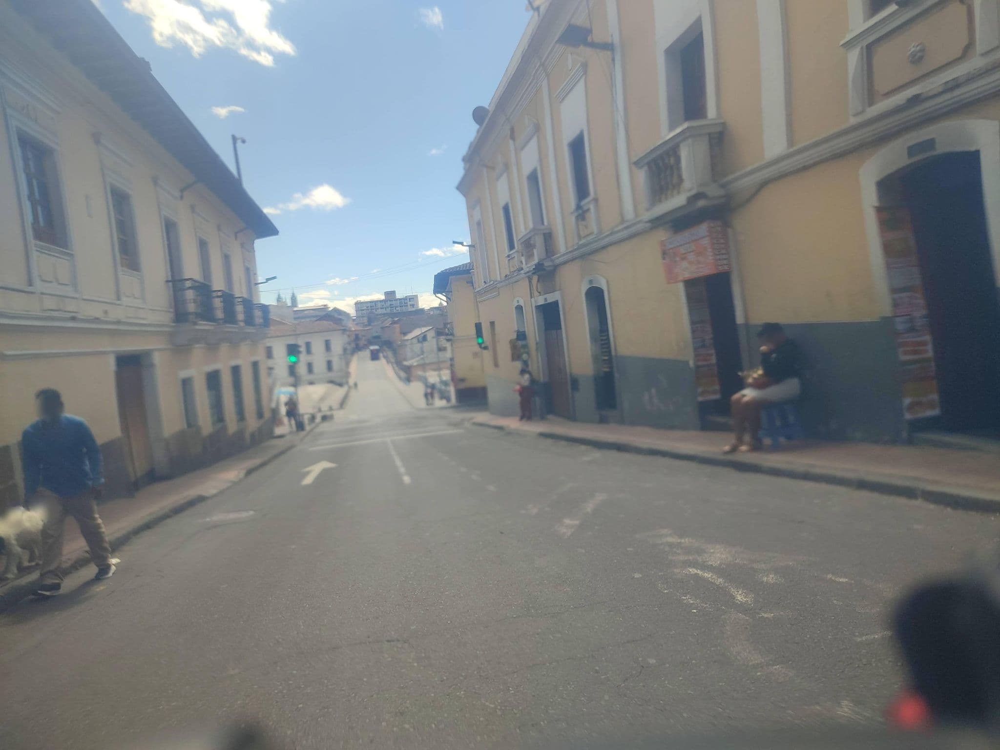 Street view near Edificio López, Quito