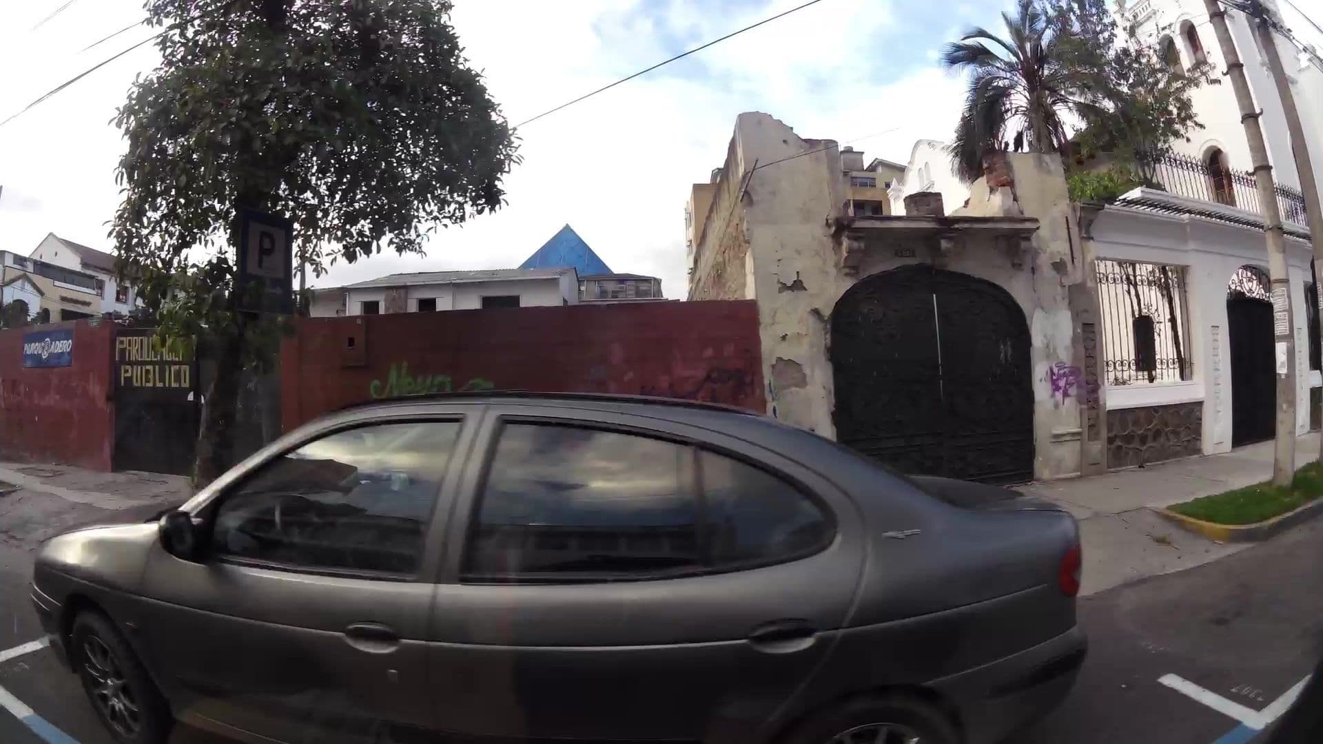 Street view near Cultura Manor, Quito