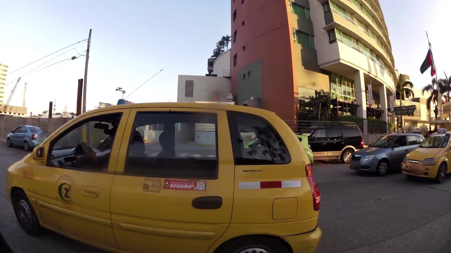 Street view near Sheraton Hotel, Guayaquil