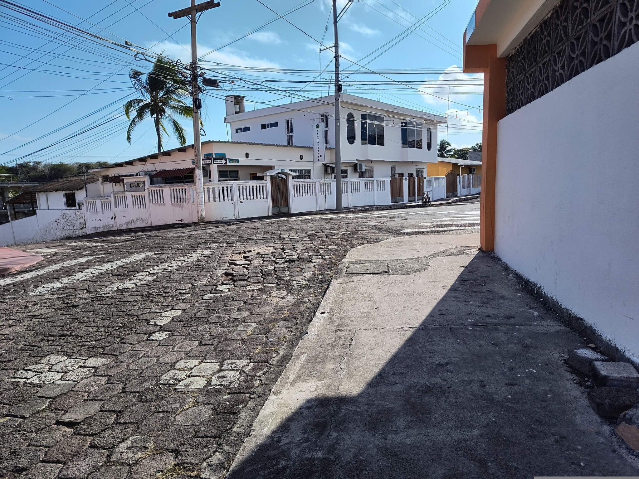 Street view near Crossman, Puerto Ayora — © mapeadora (CC BY-SA · Mapillary)