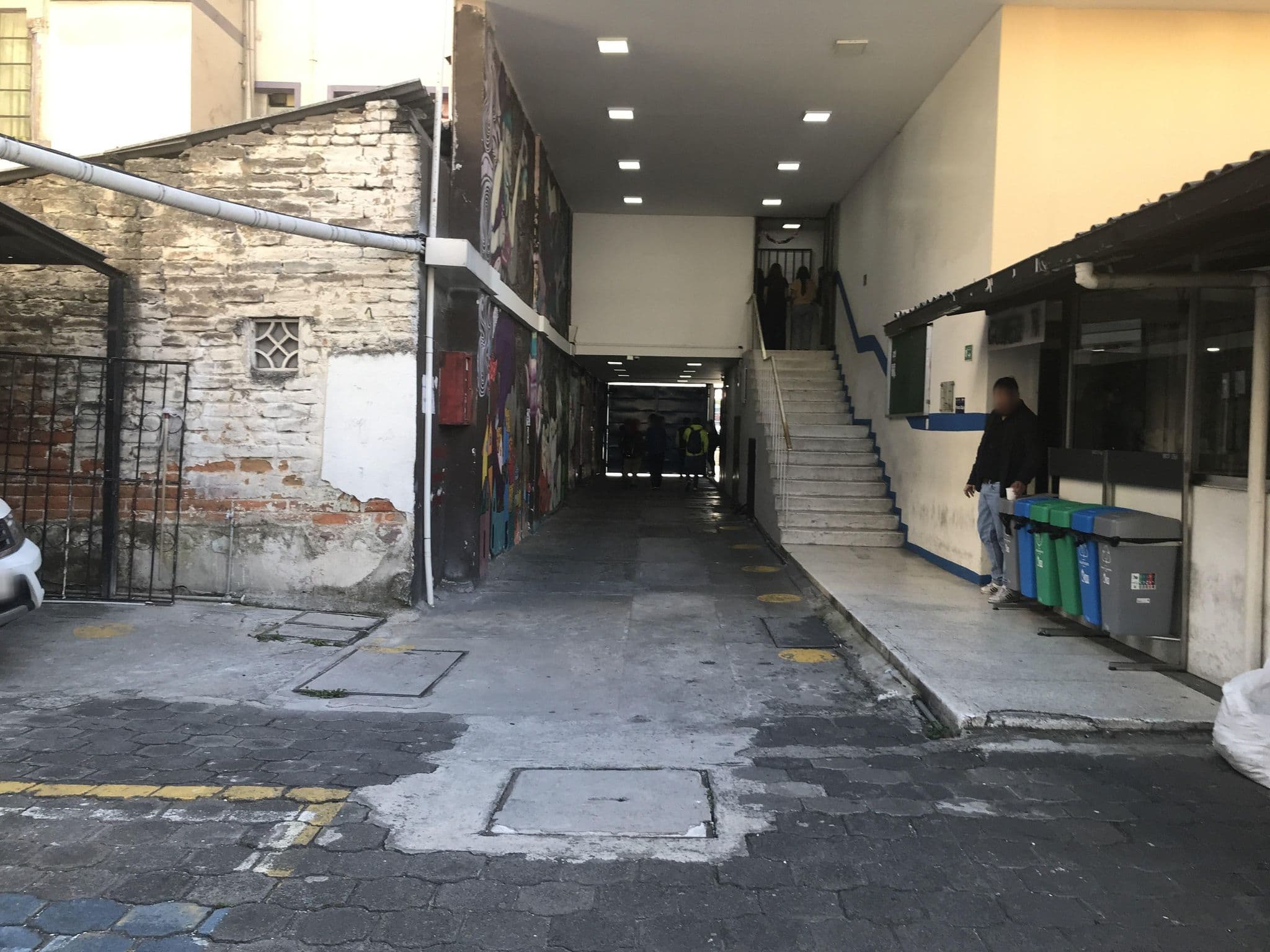 Street view near Hostal Dallas, Quito — © Hopelov (CC BY-SA · Mapillary)