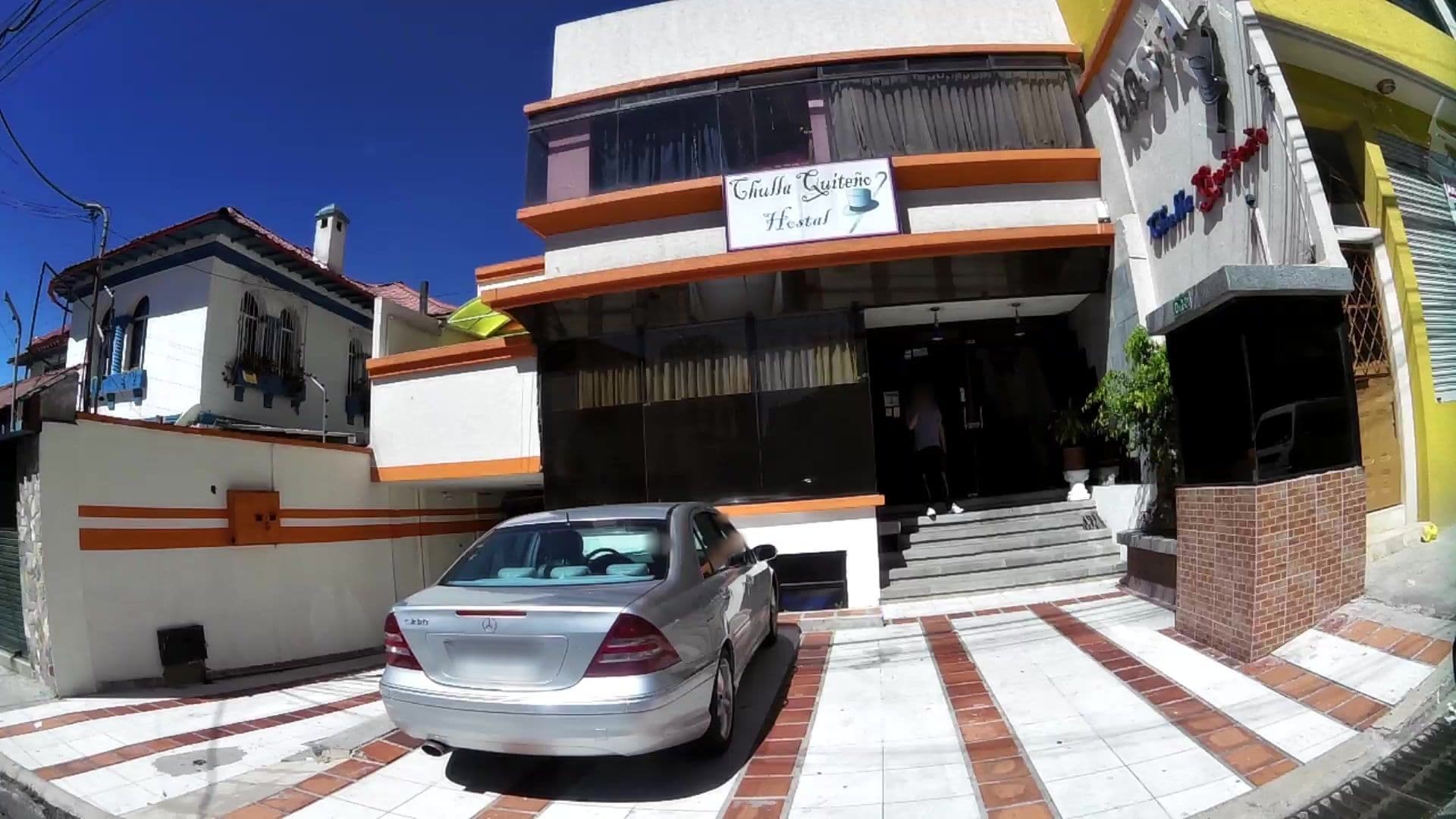 Street view near Chulla Quiteño, Quito