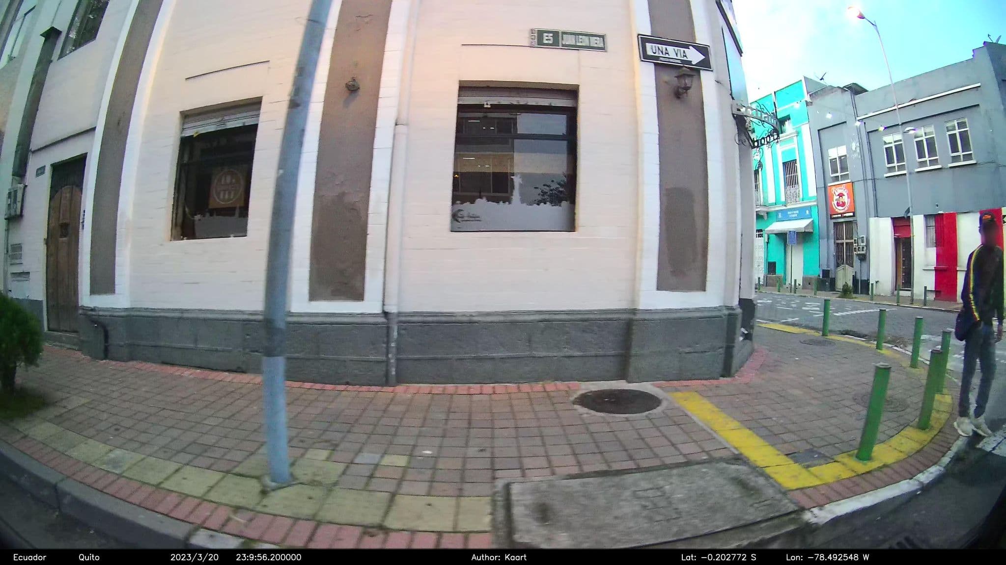 Street view near Hostal Puente, Quito — © kaart_2 (CC BY-SA · Mapillary)