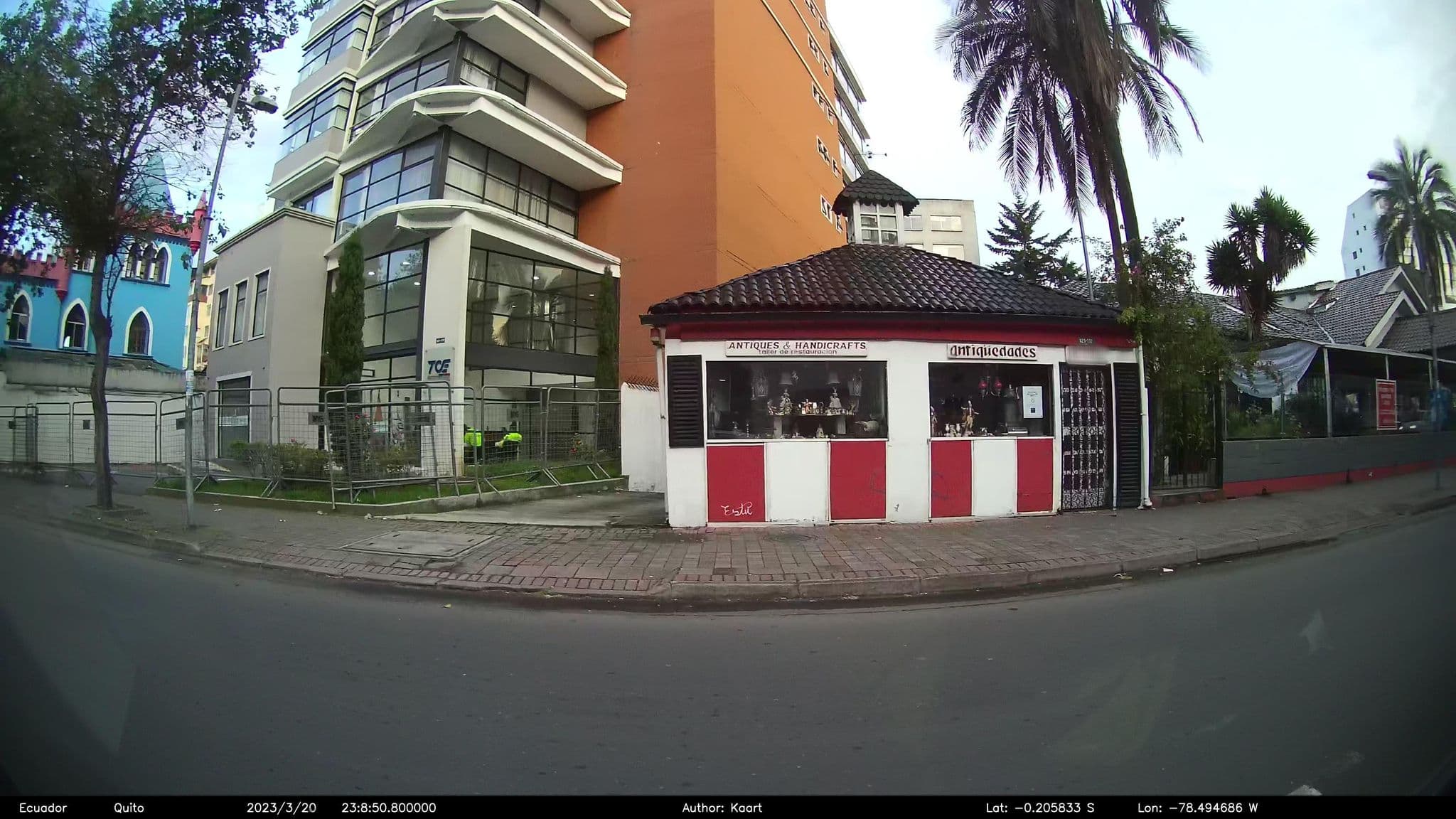 Street view near Hostal Luz 3, Quito — © kaart_2 (CC BY-SA · Mapillary)