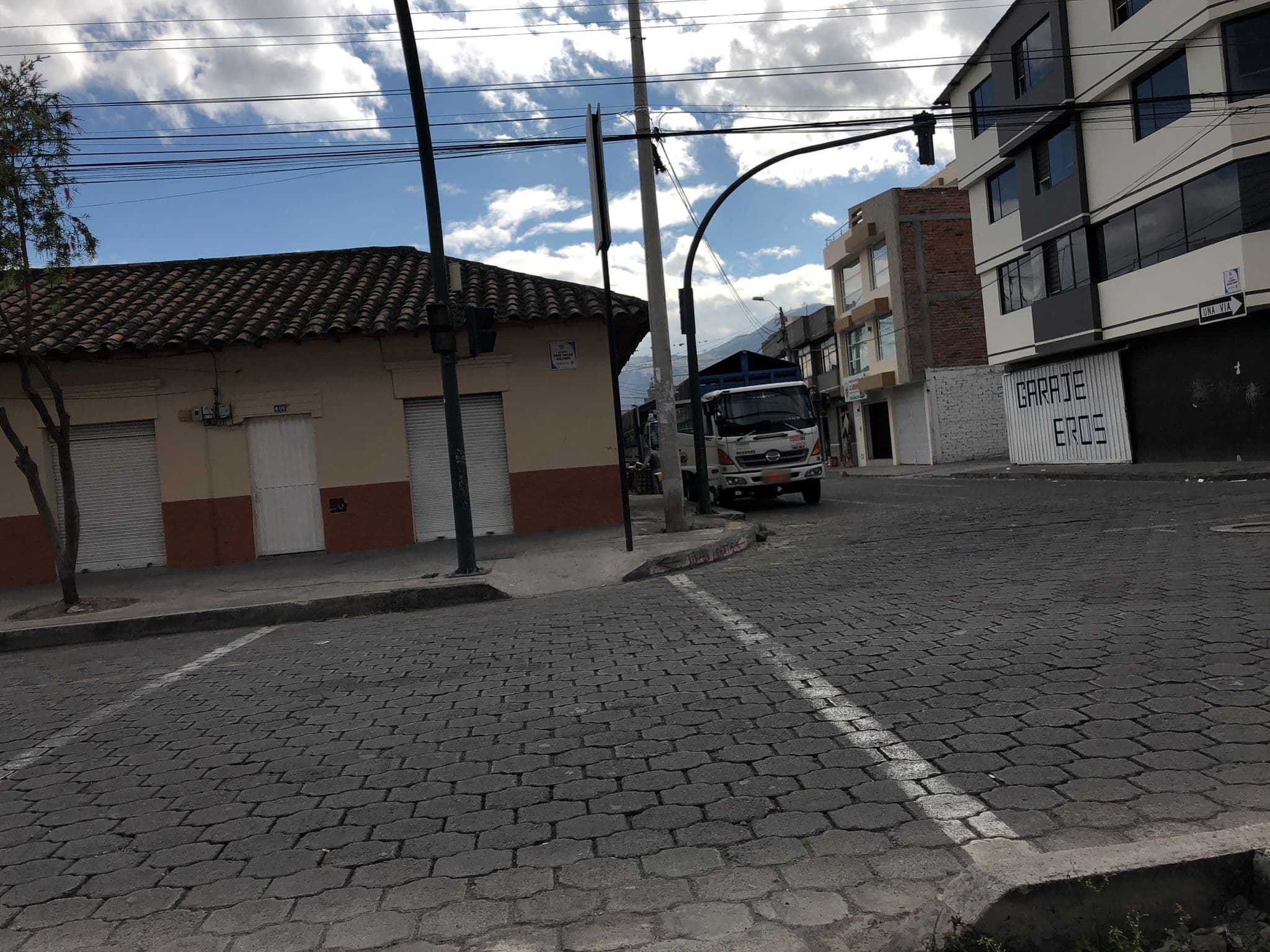 Street view near Hostal Eros, Ibarra — © rogerg (CC BY-SA · Mapillary)
