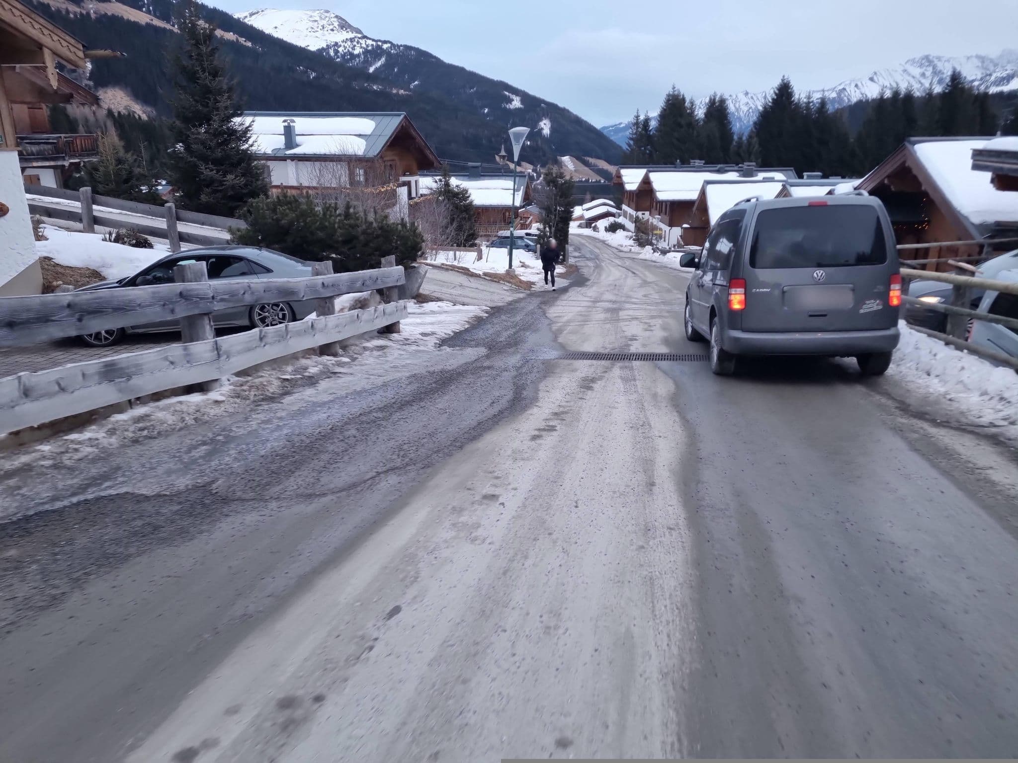 Street view near Chalet Schneeflocke, Neukirchen am Großvenediger — © dsmm (CC BY-SA · Mapillary)