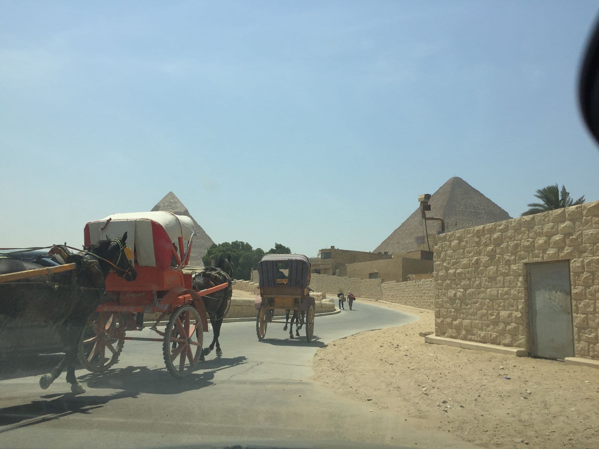 Street view near pyramids Overlook Inn, Abū an Numrus — © aymanali (CC BY-SA · Mapillary)