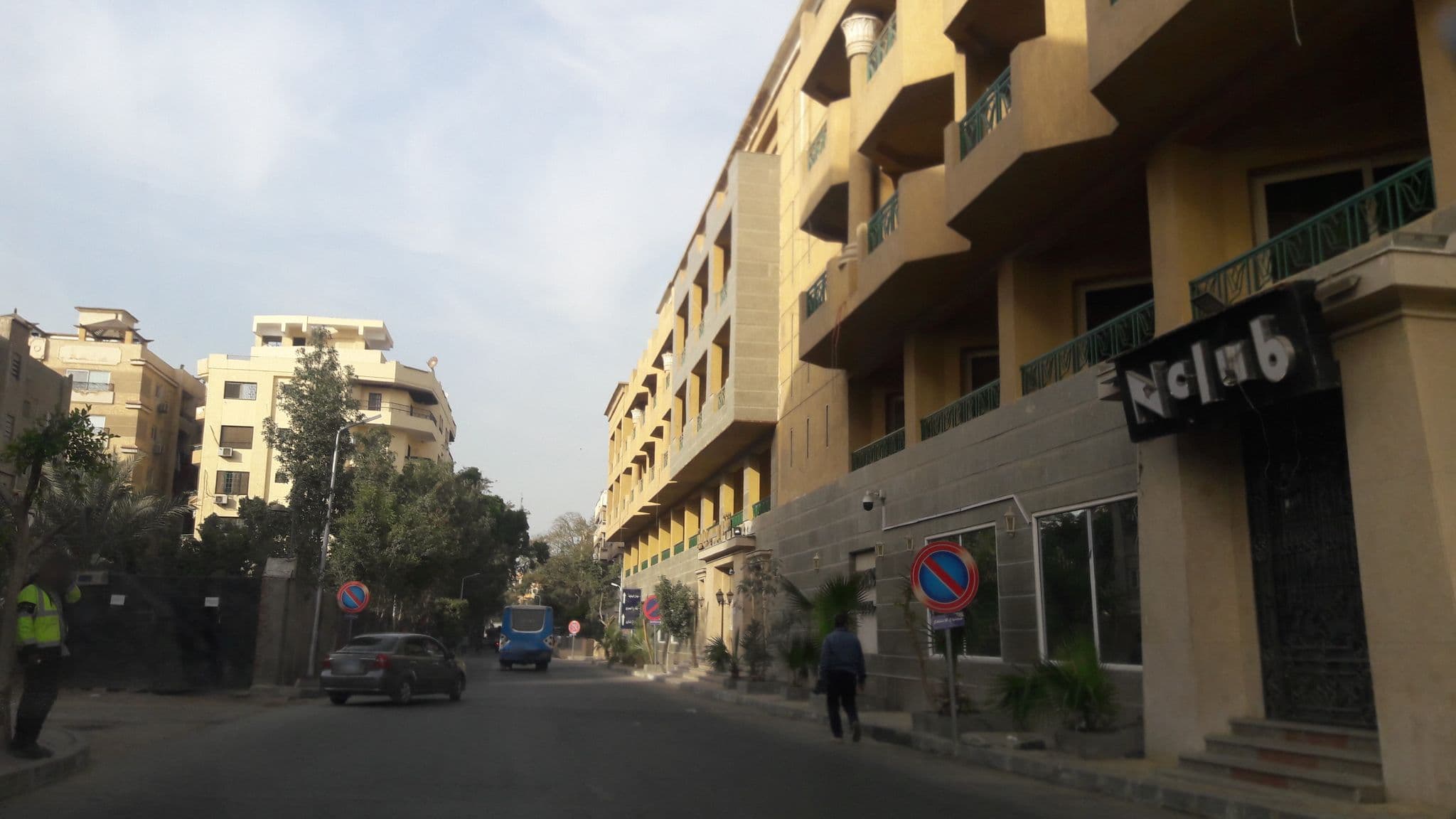 Street view near New eliet pyramids view hotel, Kirdāsah — © emanmehrez (CC BY-SA · Mapillary)