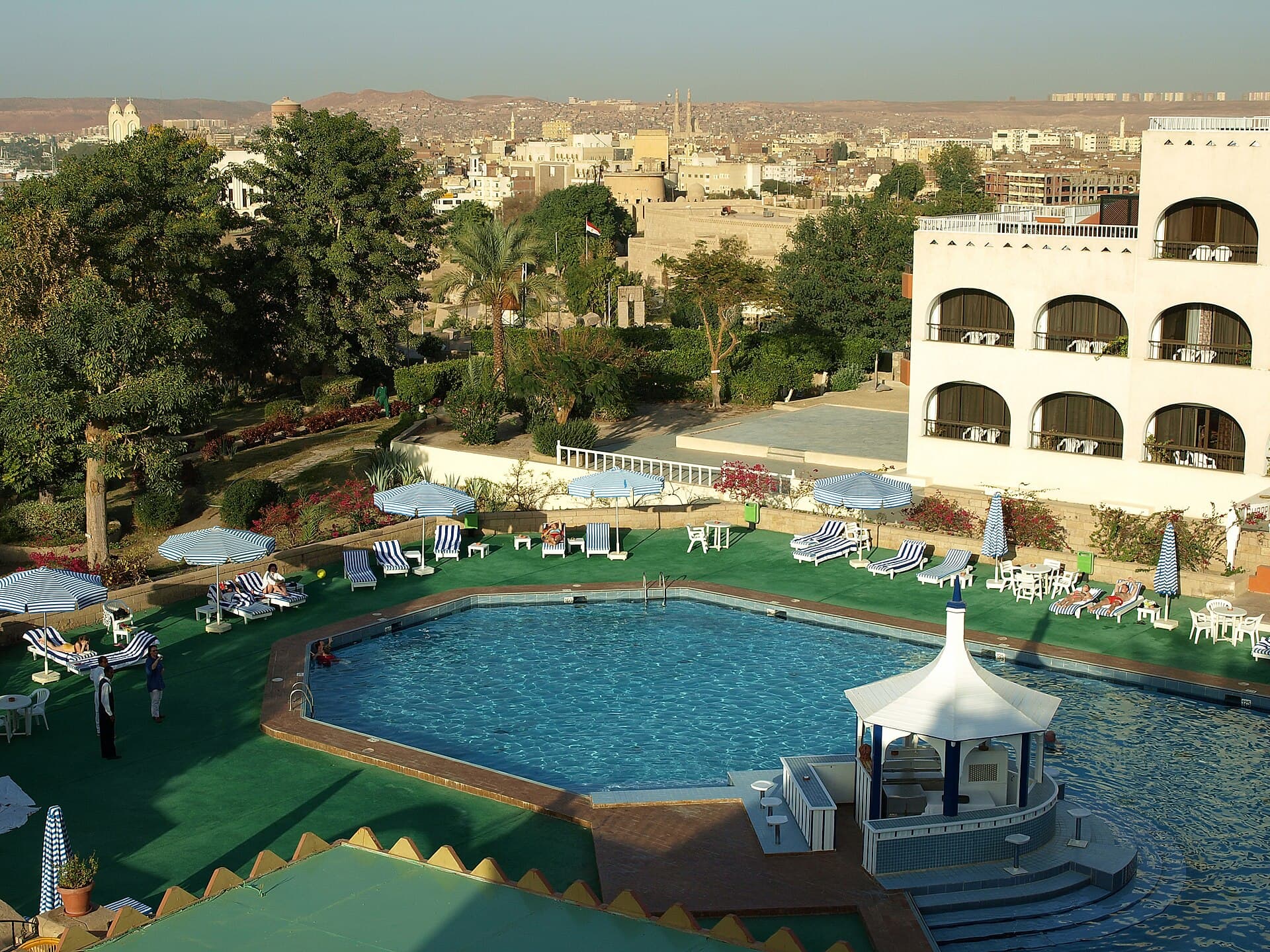 Basma Hotel (via Wikimedia Commons, CC BY 3.0)