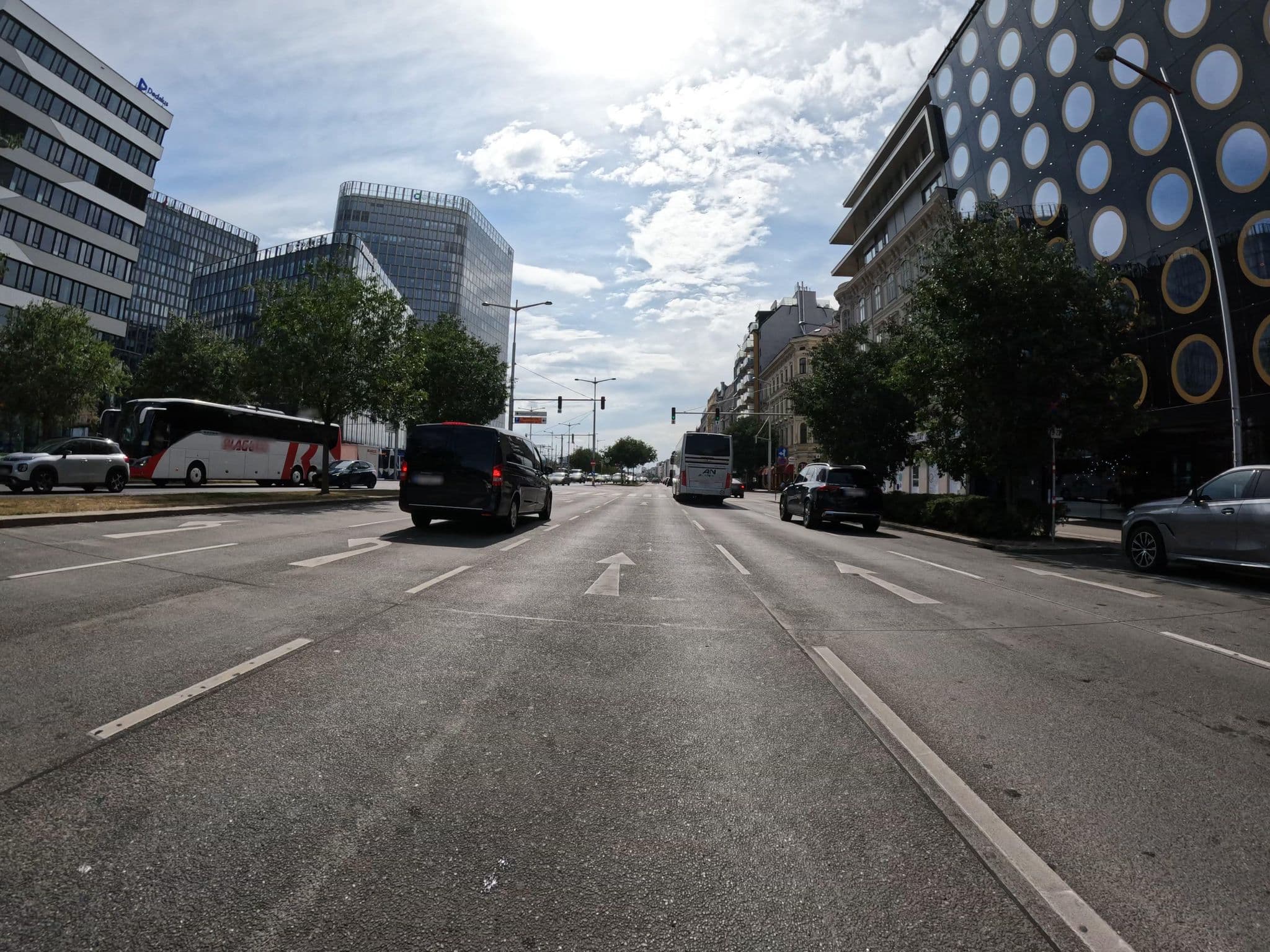 Street view near MOOONS, Landstraße — © erias (CC BY-SA · Mapillary)