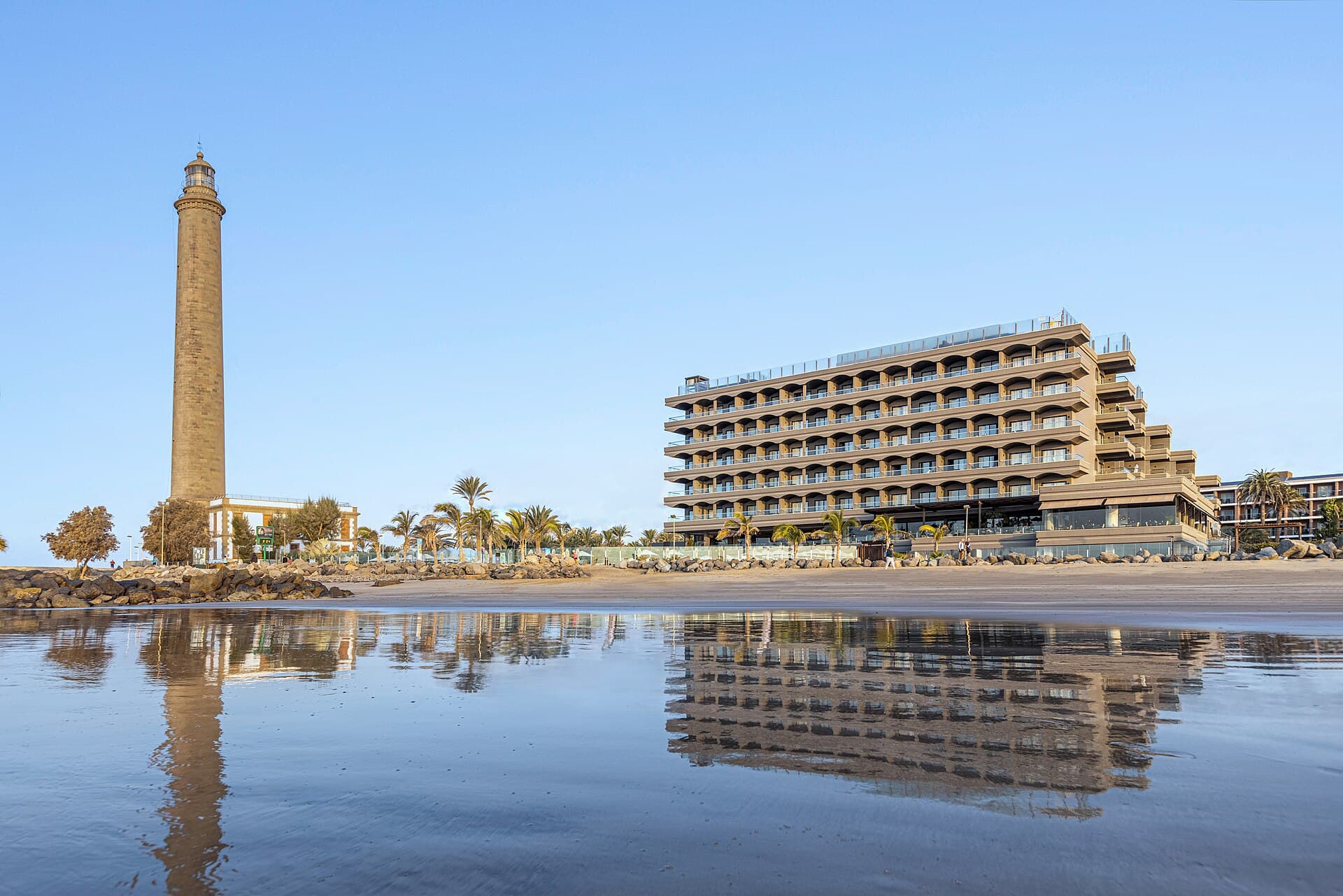 Hotel Faro A Lopesan Collection Hotel (via Wikimedia Commons, CC BY-SA 4.0)