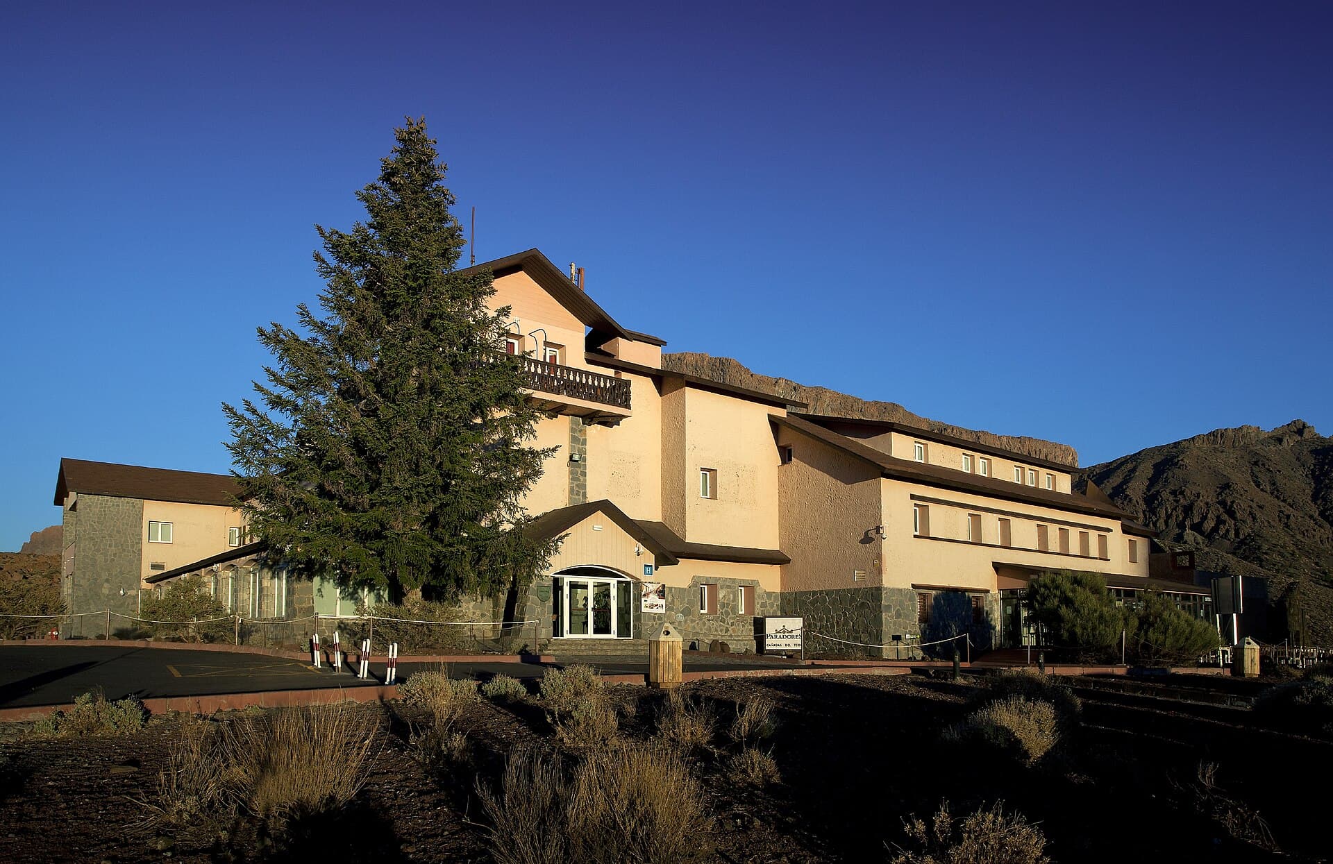 Parador de Las Cañadas del Teide (via Wikimedia Commons, CC BY-SA 4.0)