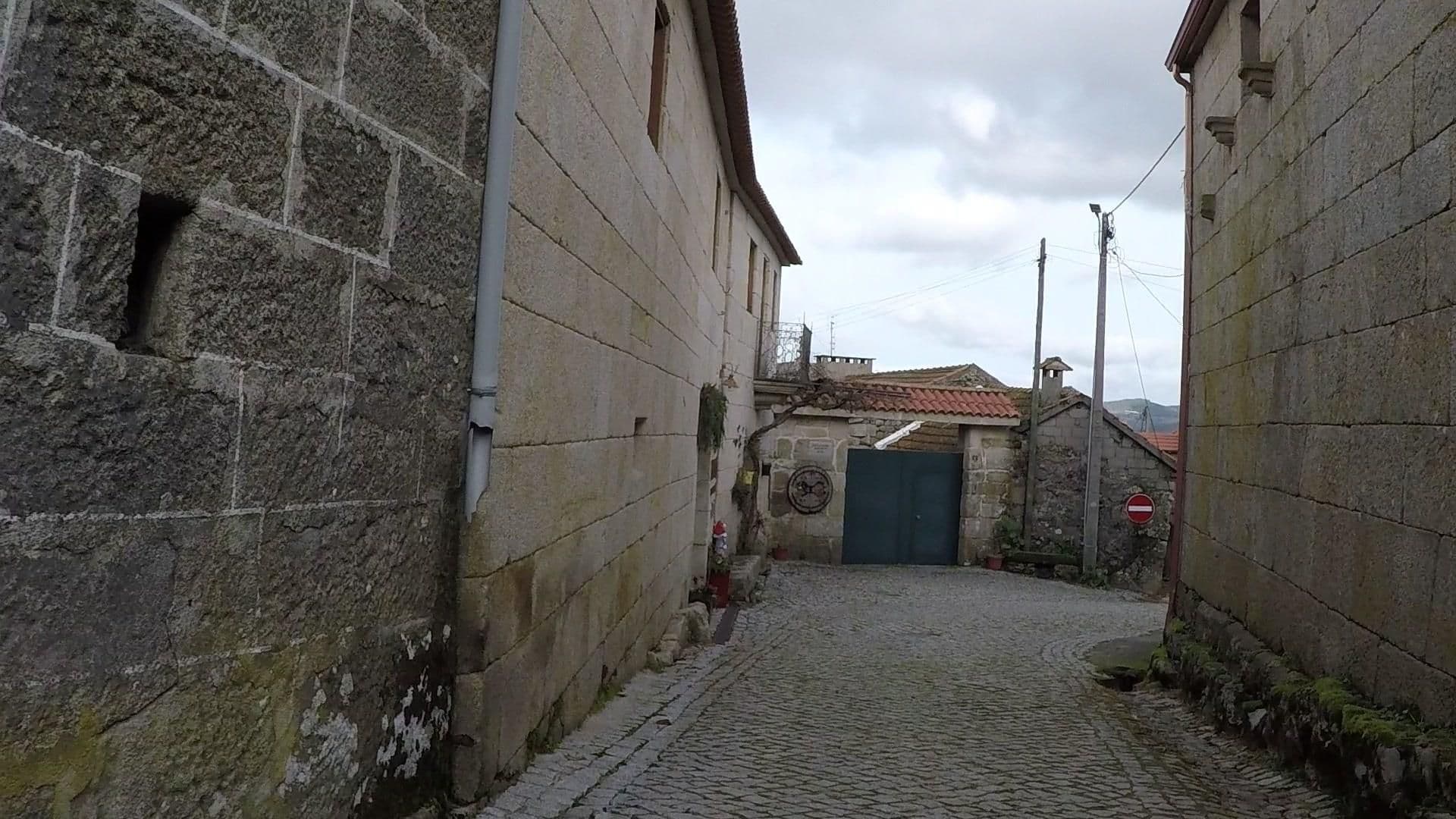 Street view near Casa dos Braganças - Turismo de Habitação, Calvos — © geouma (CC BY-SA · Mapillary)
