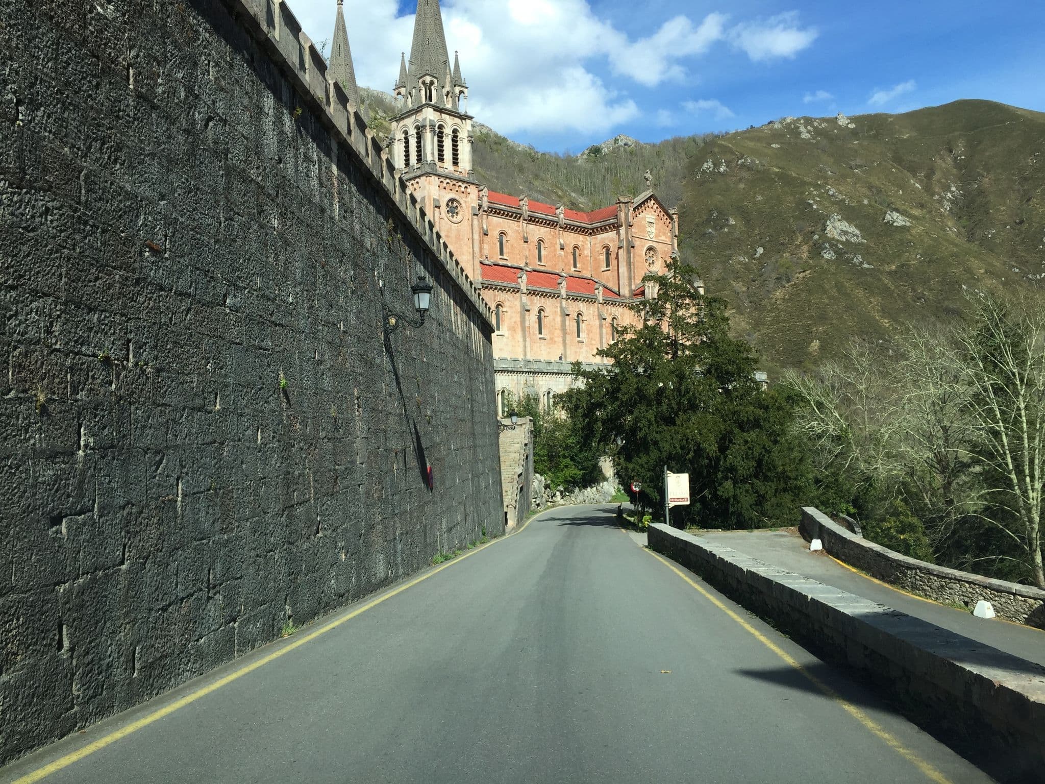 Street view near Gran Hotel Pelayo, Cangas de Onís — © ptmap (CC BY-SA · Mapillary)
