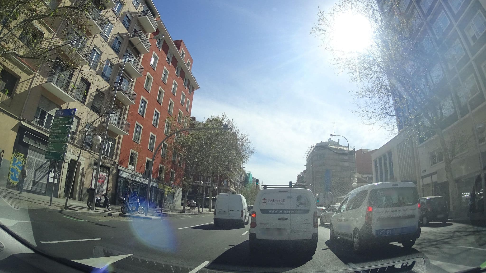 Street view near Líbere Madrid Chamberí, Rios Rosas — © robertogeb (CC BY-SA · Mapillary)