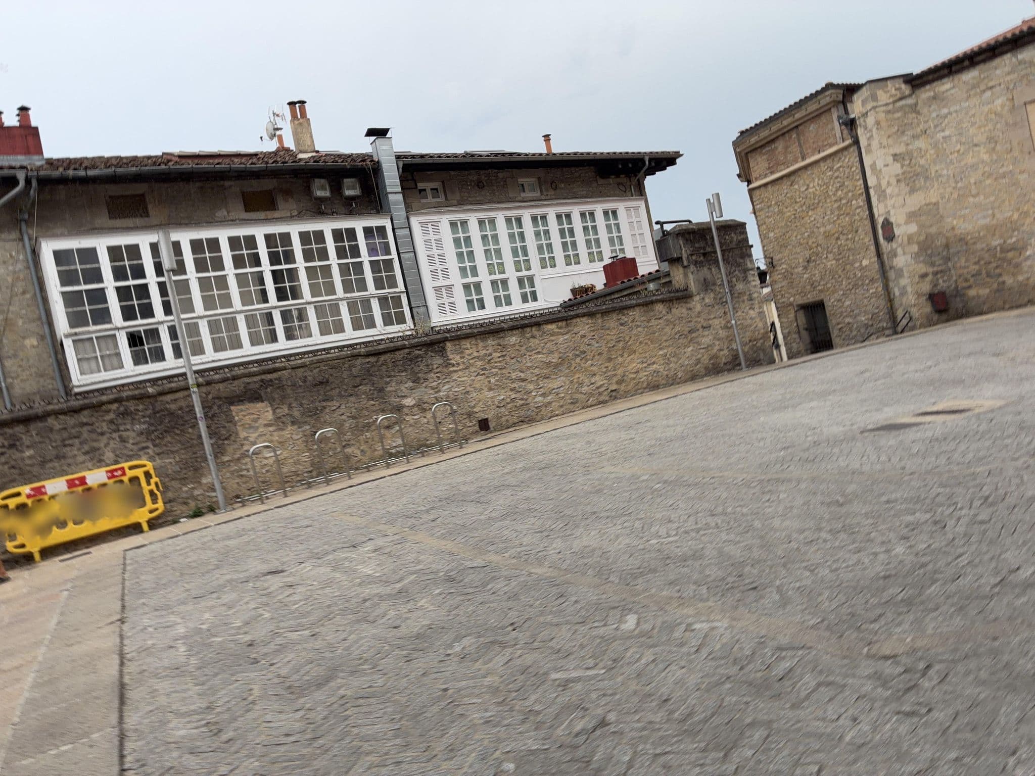 Street view near La Casa de Los Arquillos, Gasteiz / Vitoria — © miguel_andrade (CC BY-SA · Mapillary)