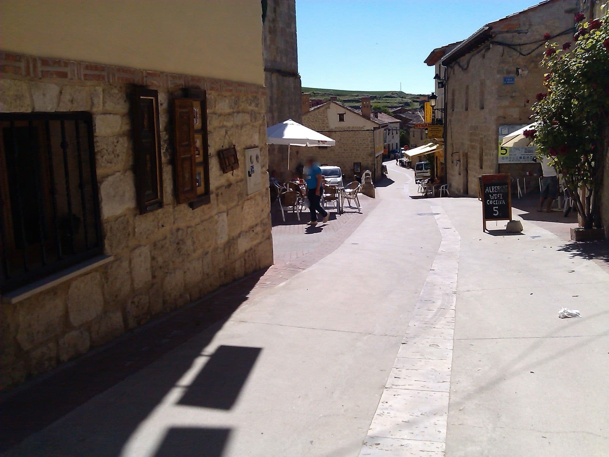 Street view near Mesón Albergue El Puntido, Sasamón — © changchun1 (CC BY-SA · Mapillary)