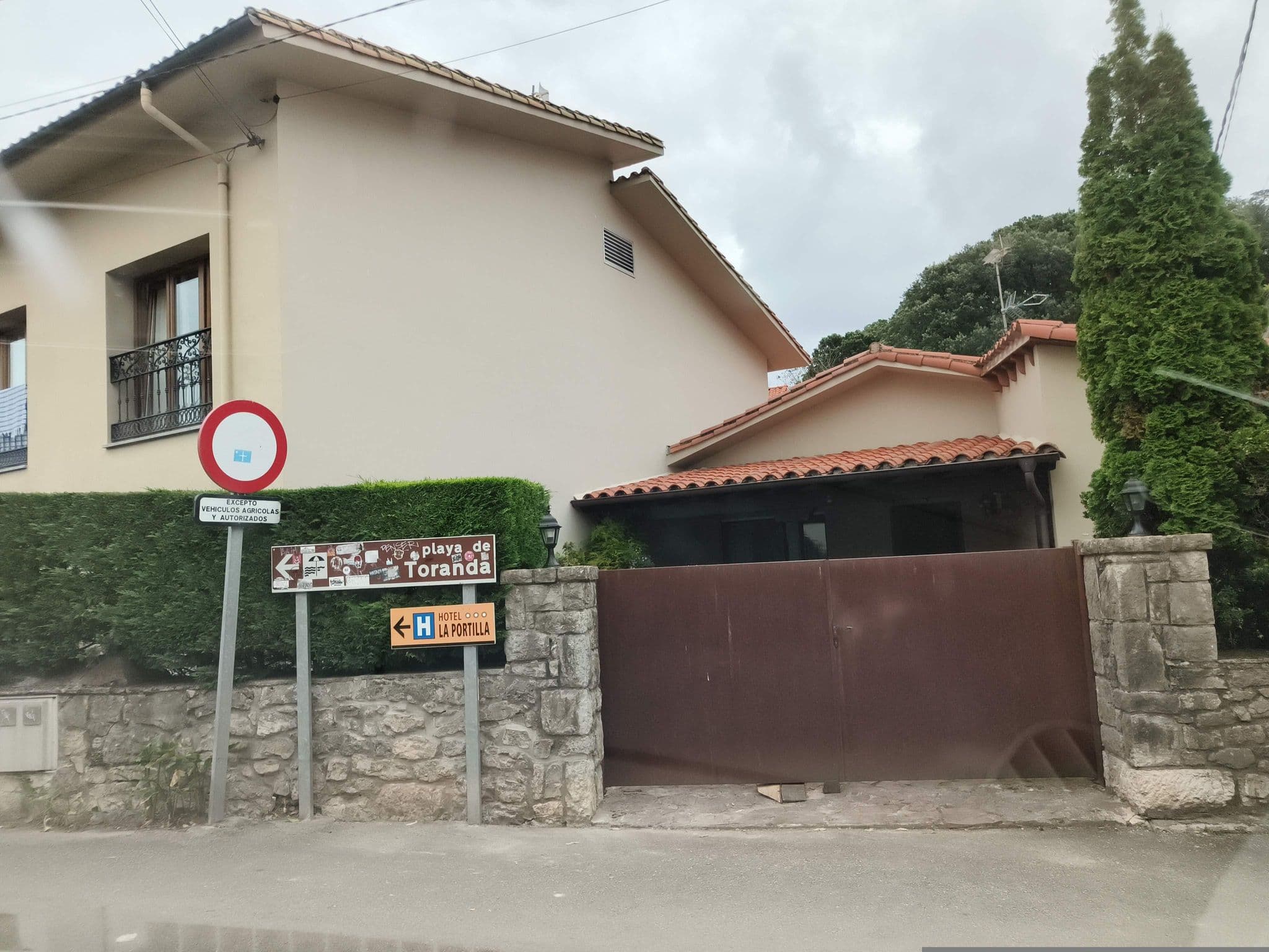 Street view near La Portilla, Posada — © sanchi (CC BY-SA · Mapillary)