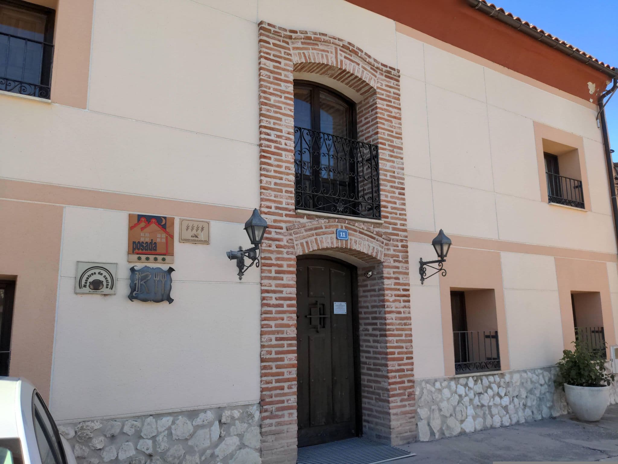 Street view near La Posada de Carmen, Iscar — © erlenmeyer (CC BY-SA · Mapillary)
