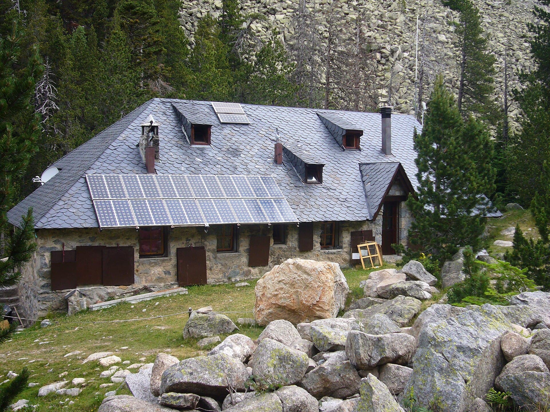Refugi d'Estany Llong (via Wikimedia Commons, CC BY-SA 3.0)