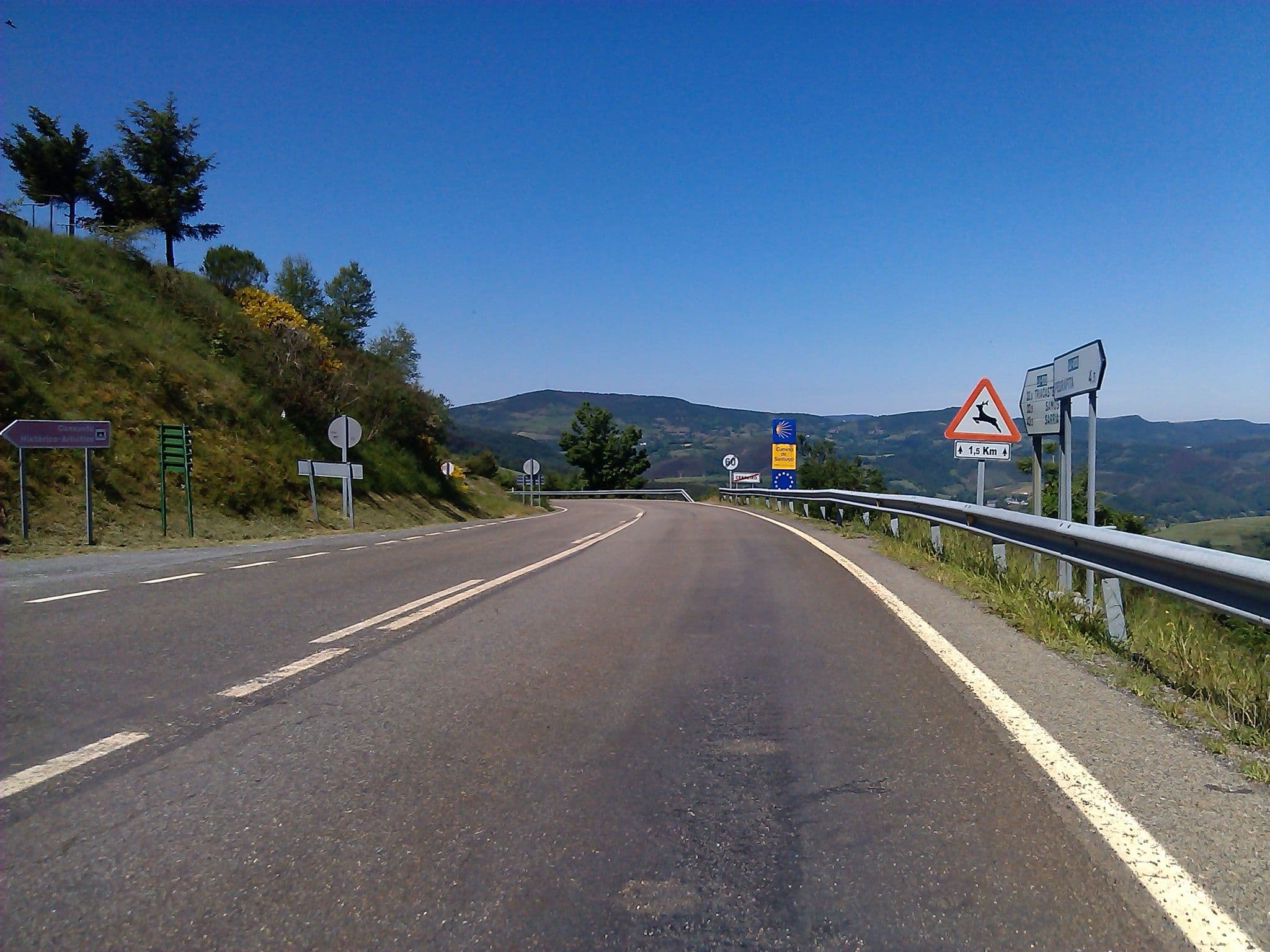 Street view near Albergue do Cebreiro, San Román — © changchun1 (CC BY-SA · Mapillary)