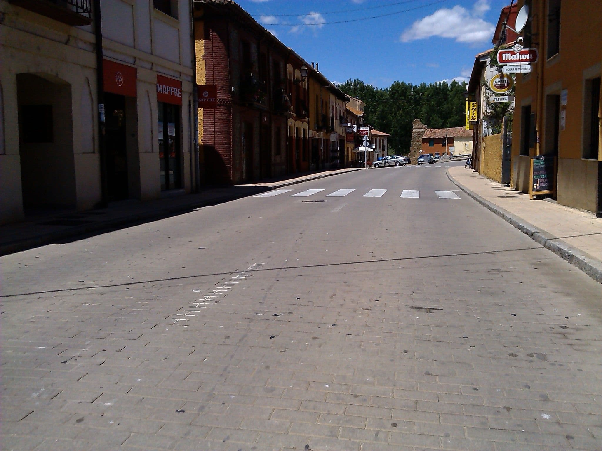 Street view near Albergue de Peregrinos Municipal Mansilla de las Mulas, Mansilla de las Mulas — © changchun1 (CC BY-SA · Mapillary)