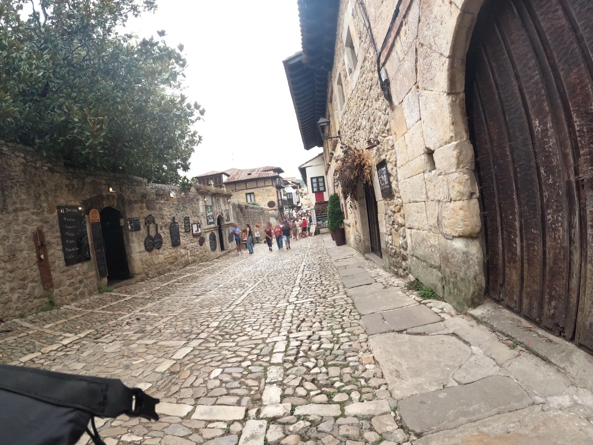 Street view near Hotel Casa del Marques, Santillana — © vinisa (CC BY-SA · Mapillary)