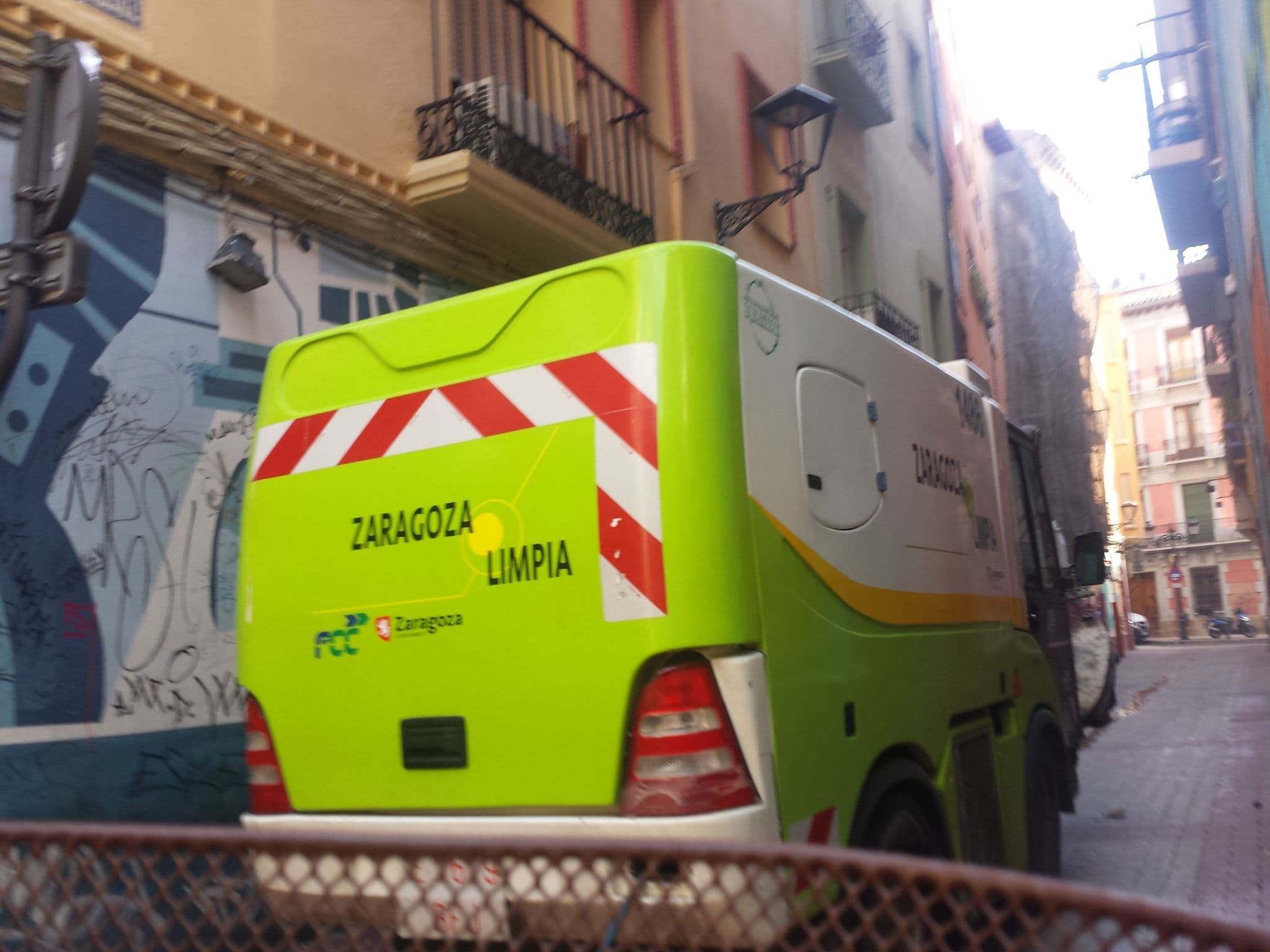 Street view near Río Arga, Zaragoza — © robot8a (CC BY-SA · Mapillary)
