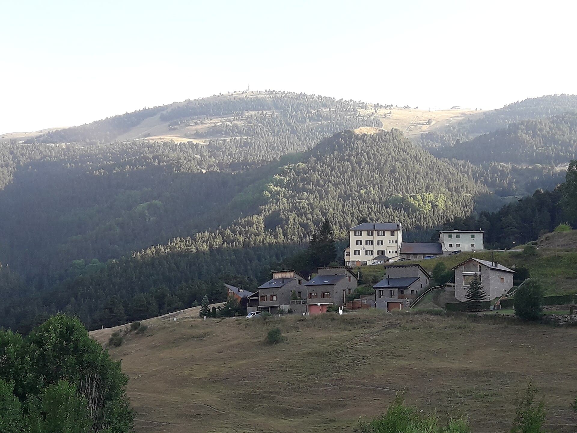 Refugi UEC de la Molina (via Wikimedia Commons, CC BY-SA 4.0)