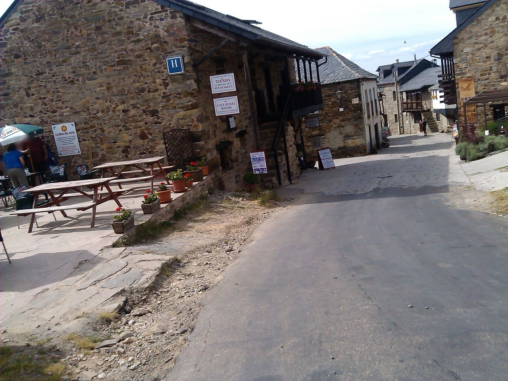 Street view near La Rosa del Agua, Castropodame — © changchun1 (CC BY-SA · Mapillary)