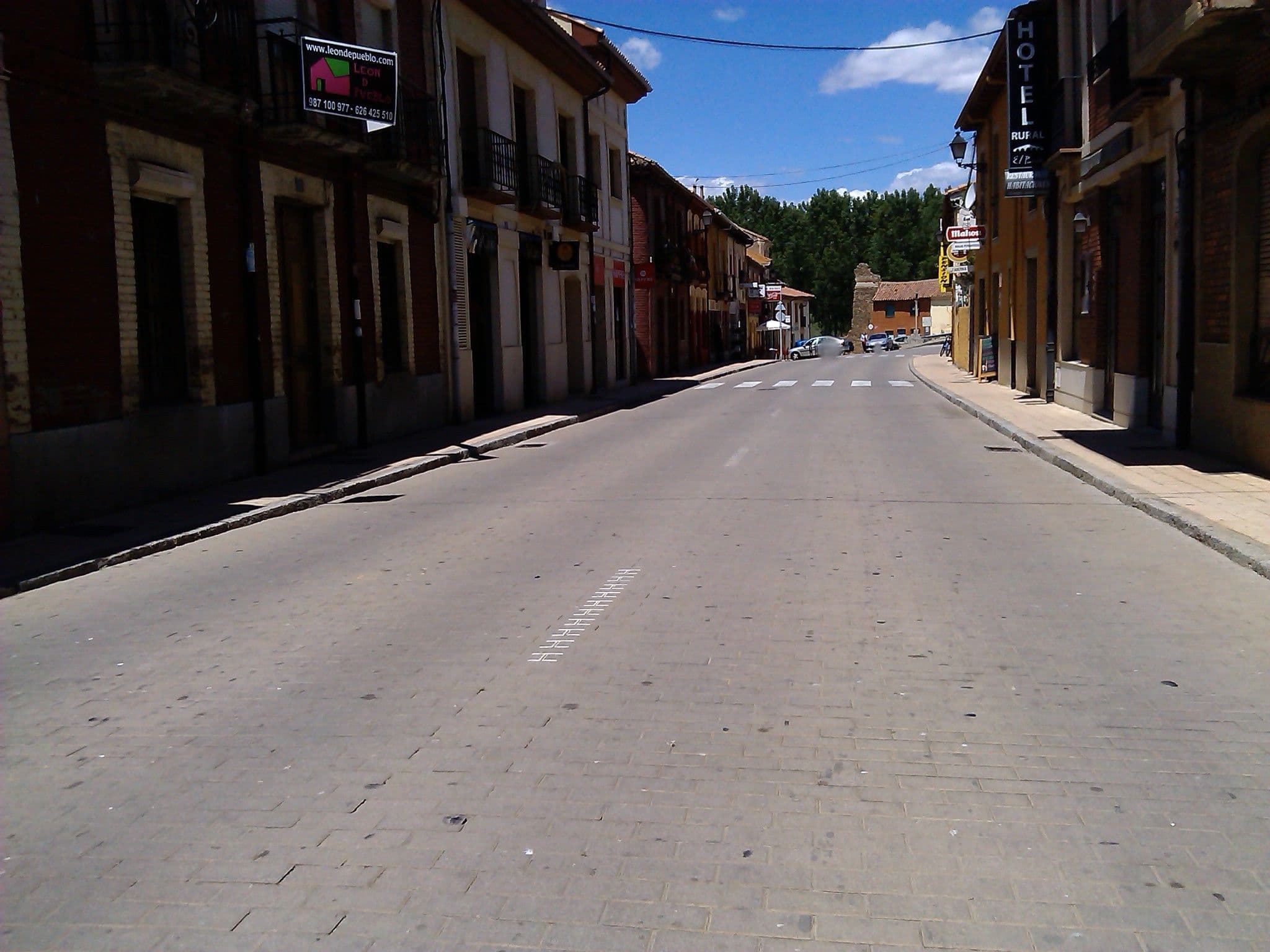 Street view near Turismo Rural El Puente, Mansilla de las Mulas — © changchun1 (CC BY-SA · Mapillary)