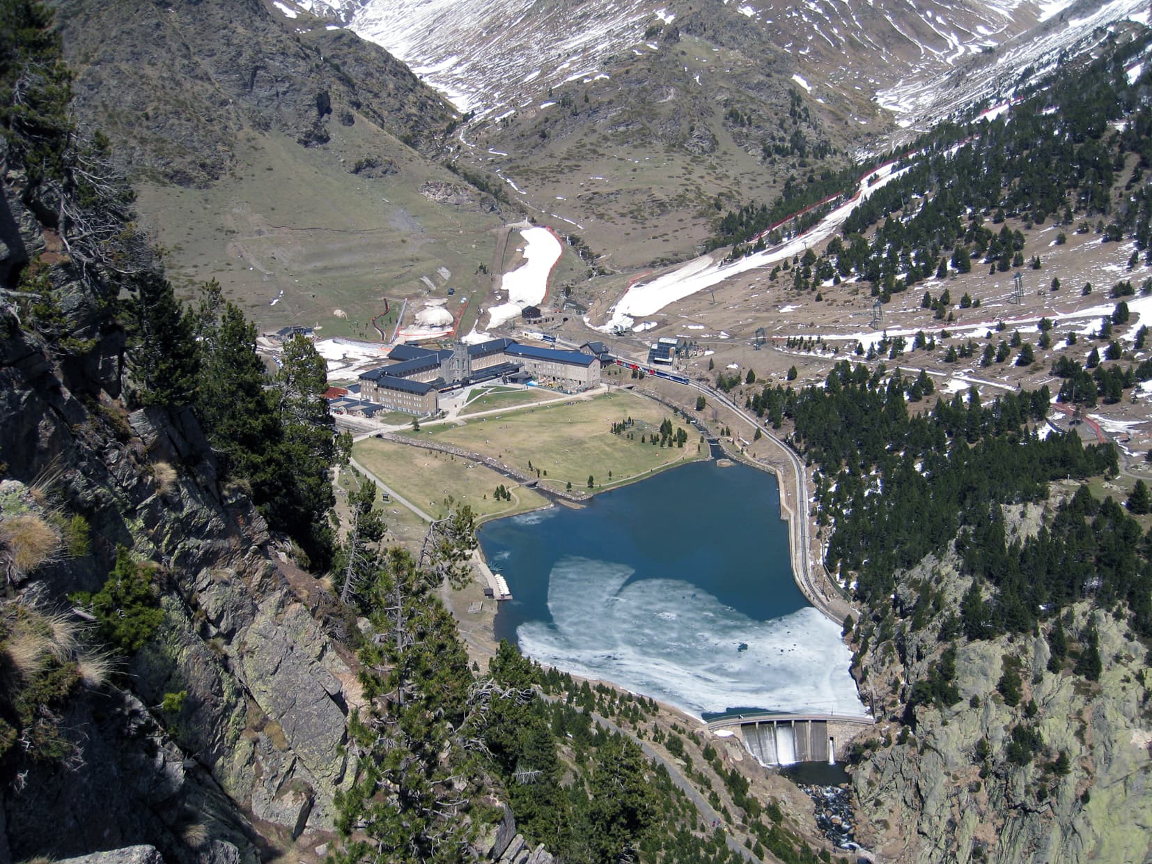 Hotel Vall de Núria (via Wikimedia Commons, CC BY-SA 3.0)