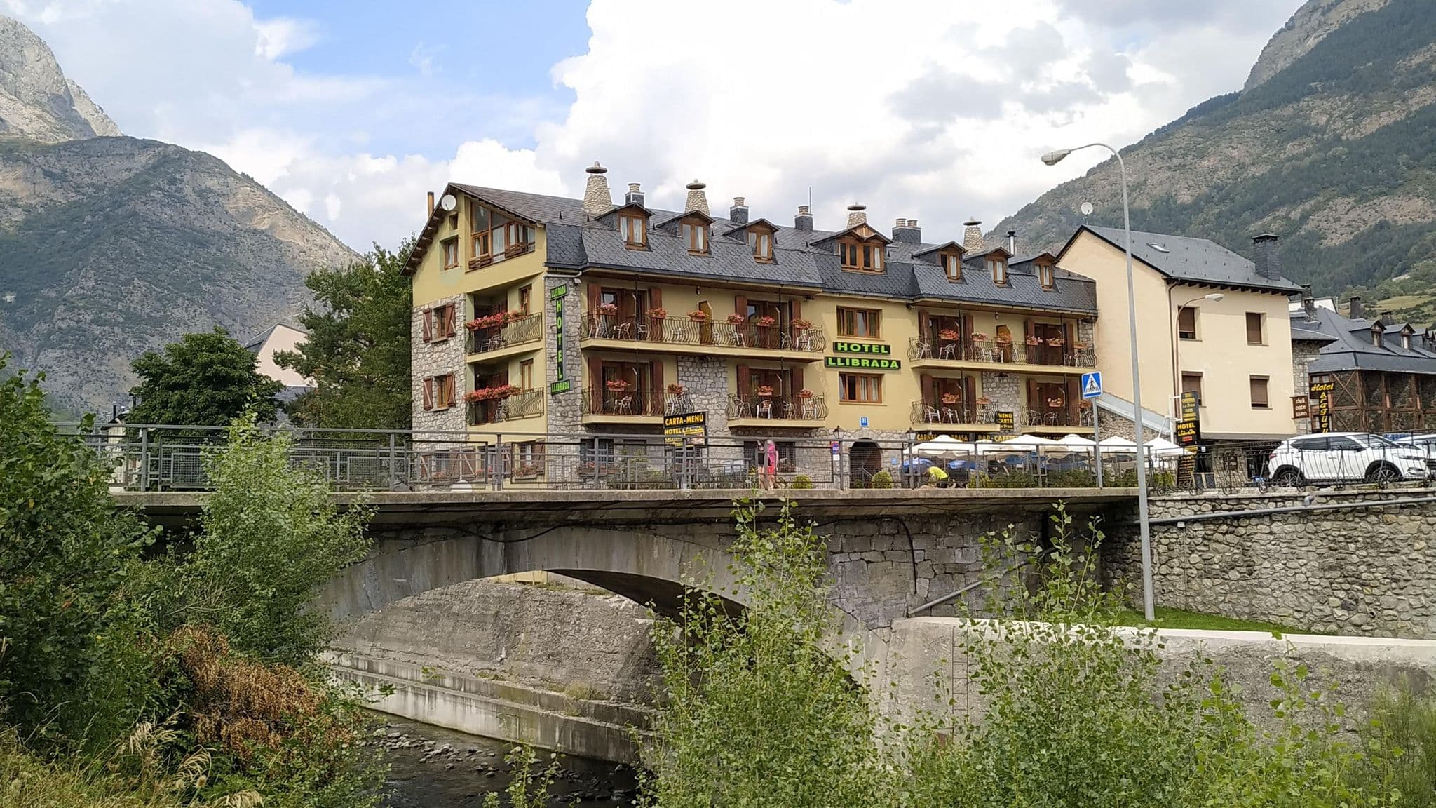 Street view near Hotel Llibrada, Benasque — © borsalino (CC BY-SA · Mapillary)