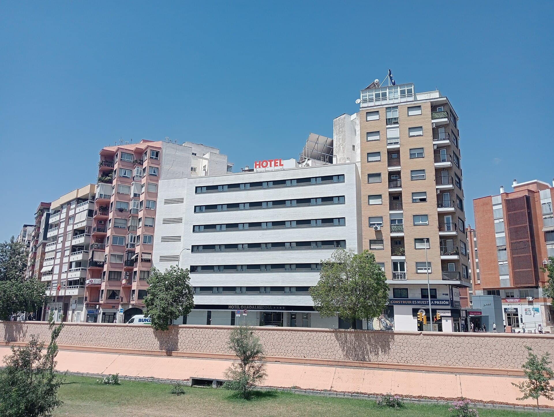 Hotel Guadalmedina (via Wikimedia Commons, CC BY-SA 4.0)