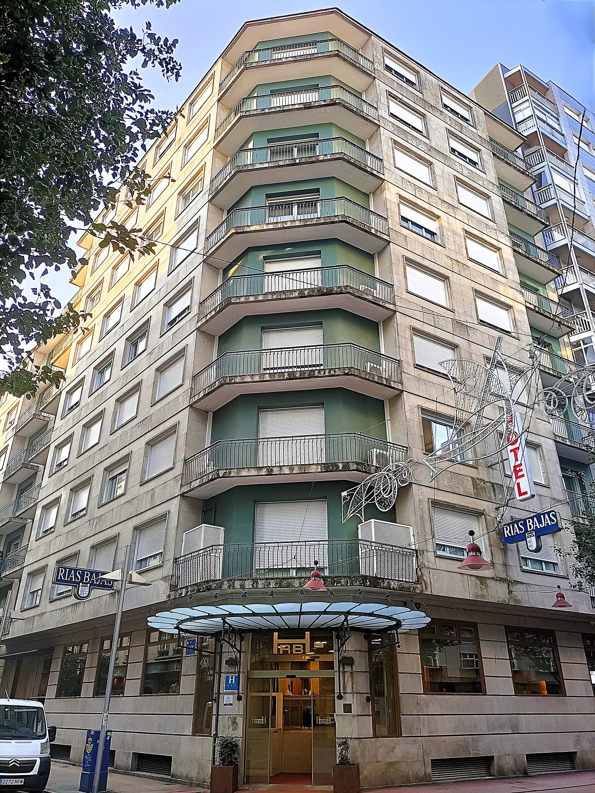 Hotel Rías Bajas (via Wikimedia Commons, CC BY-SA 4.0)