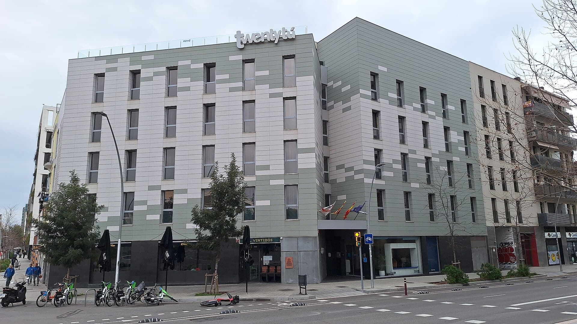 TwentyTu Hi-Tech Hostel (via Wikimedia Commons, CC BY-SA 3.0)