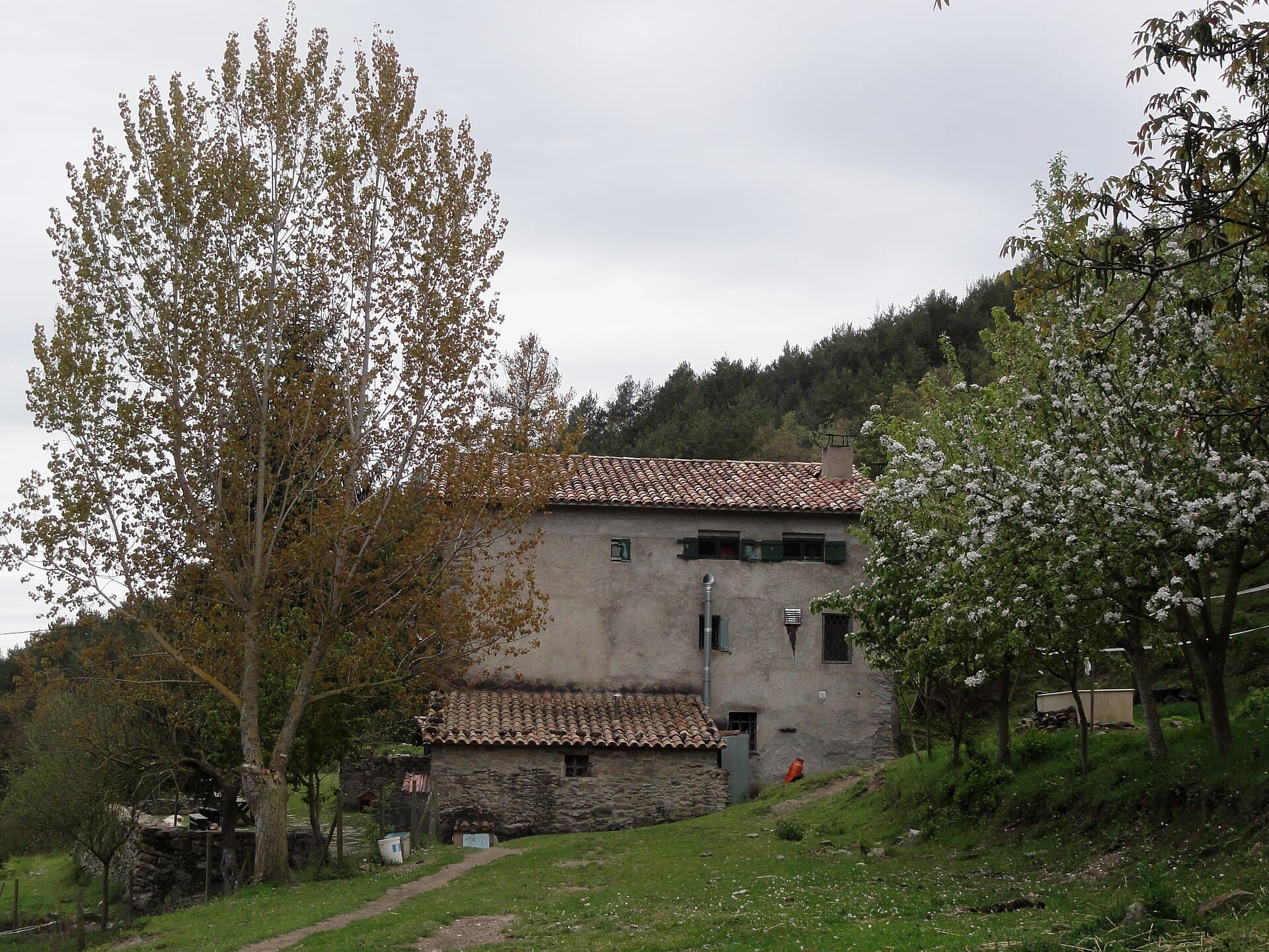 Refugi de Puigcercós (via Wikimedia Commons, CC BY-SA 4.0)
