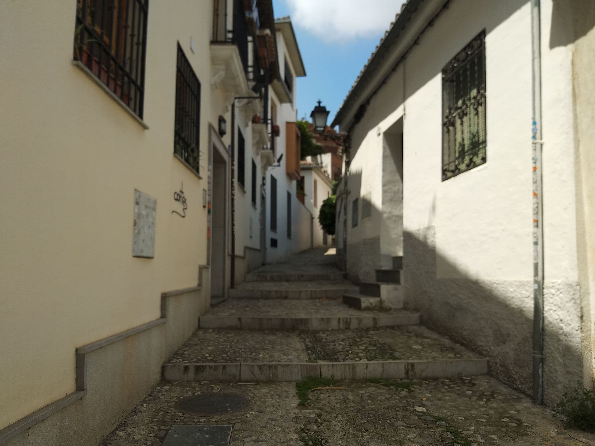Street view near Pensión Landazuri, Granada