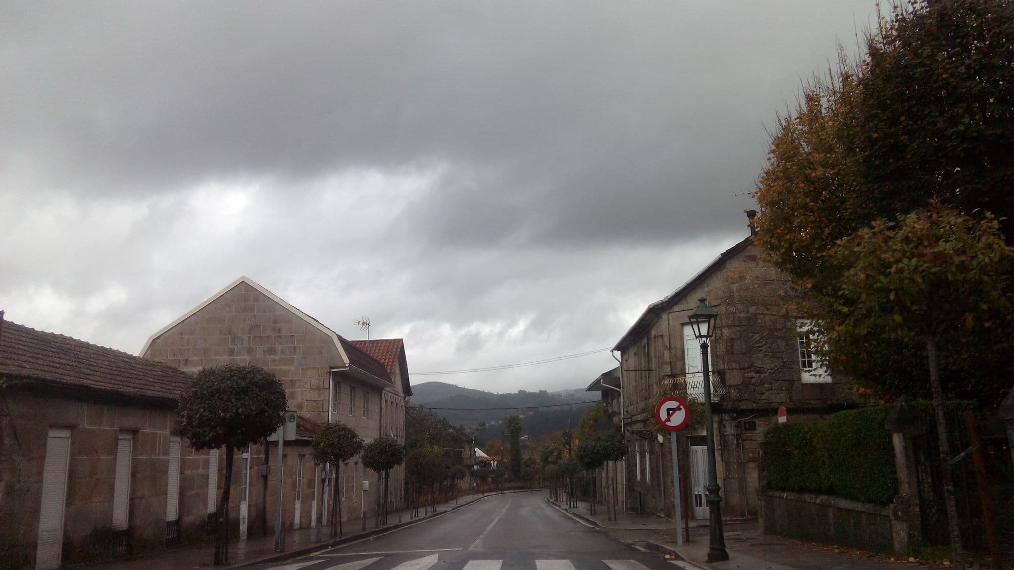 Street view near Apartamentos Mondaclaro, Mondariz — © lolailo (CC BY-SA · Mapillary)