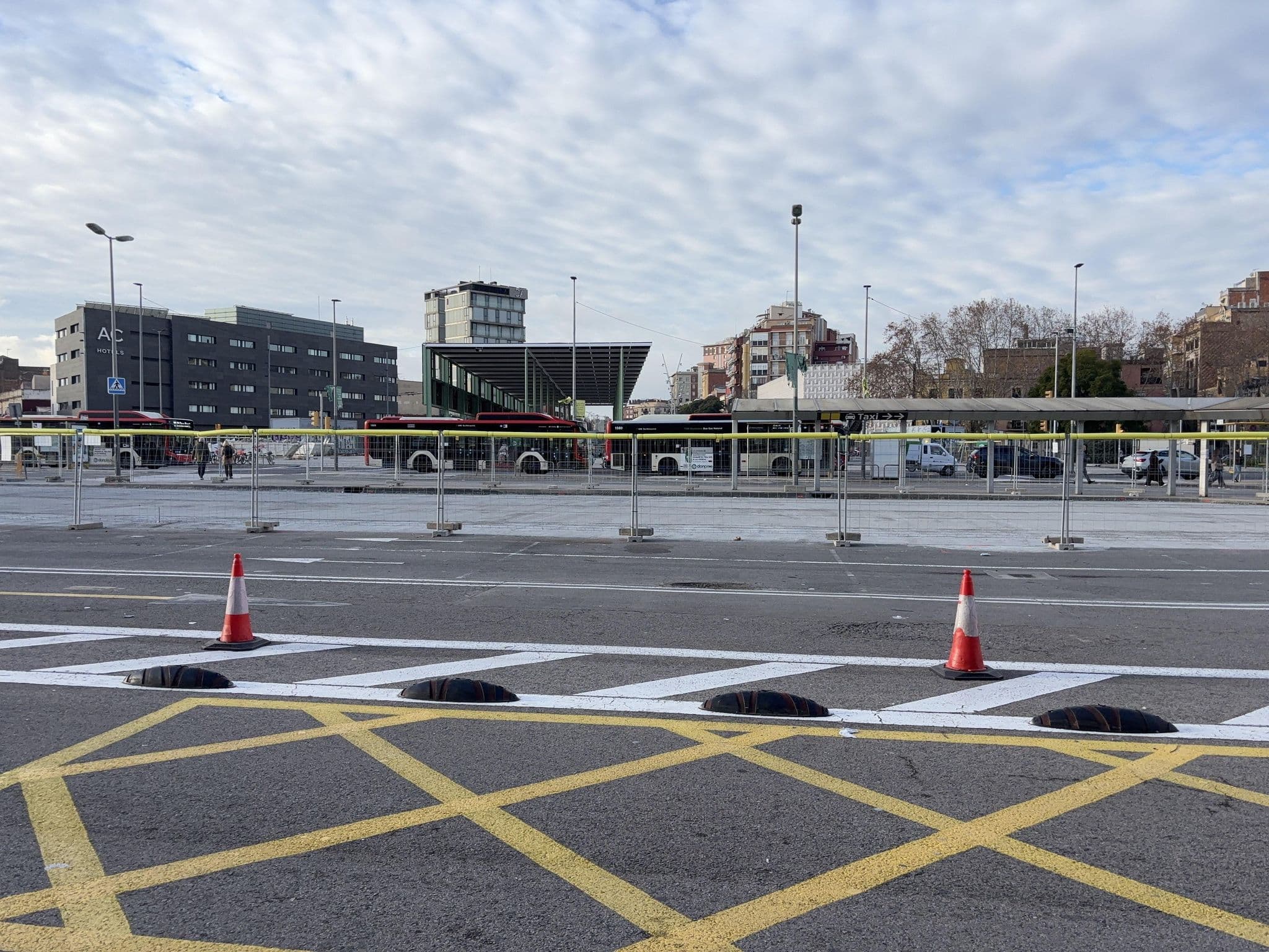 Street view near Barceló Sants, Hostafrancs — © robot8a (CC BY-SA · Mapillary)