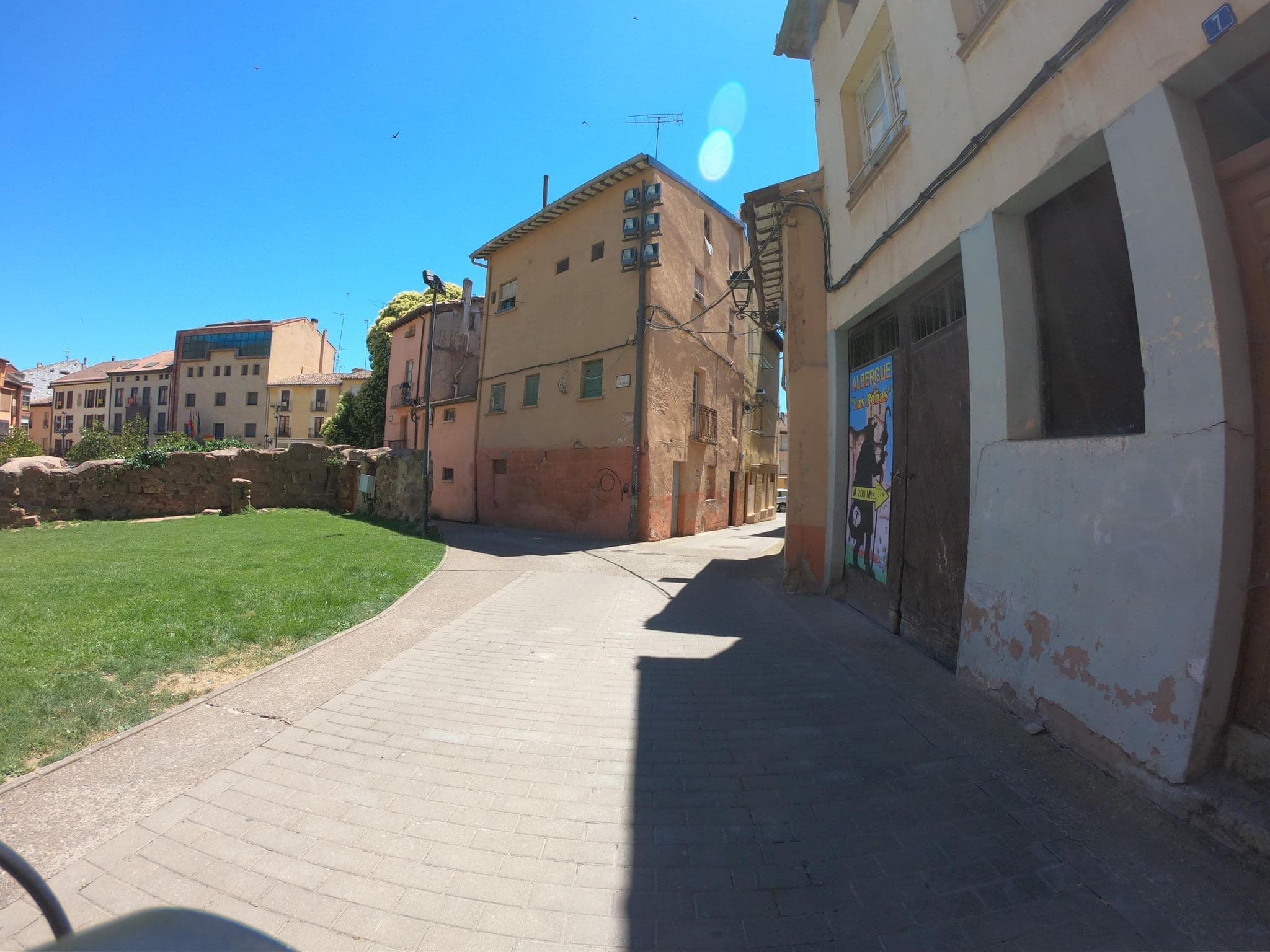 Street view near Albergue de Peregrinos Sancho III - La Judería, Nájera — © rubencarbonero (CC BY-SA · Mapillary)