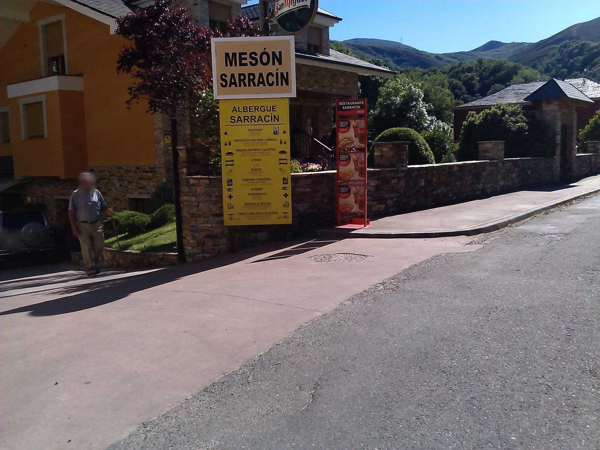 Street view near Albergue Sarracín, Villafranca del Bierzo — © changchun1 (CC BY-SA · Mapillary)