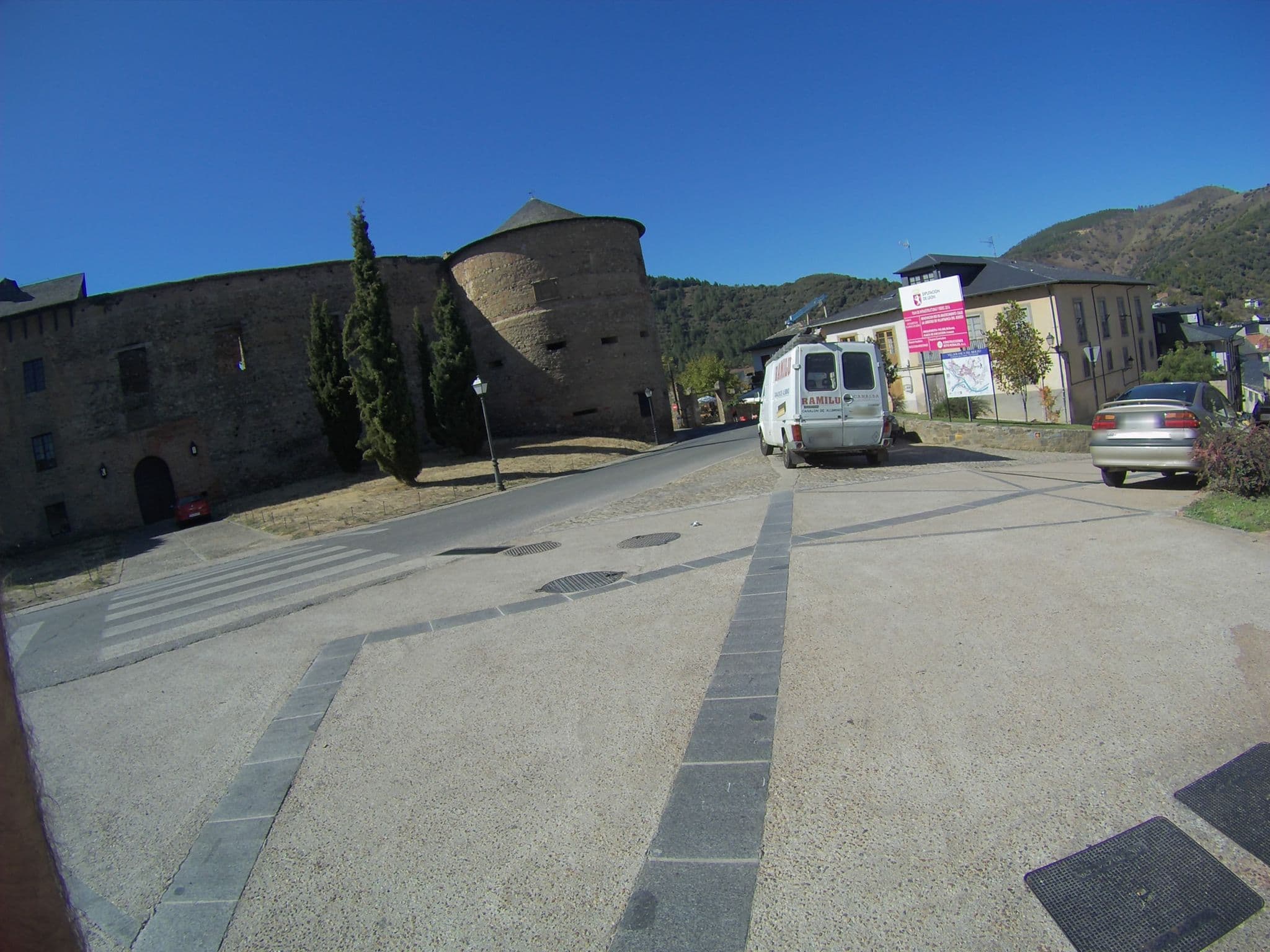 Street view near Hostal Puerta del Perdón, Villafranca del Bierzo — © camperxr (CC BY-SA · Mapillary)
