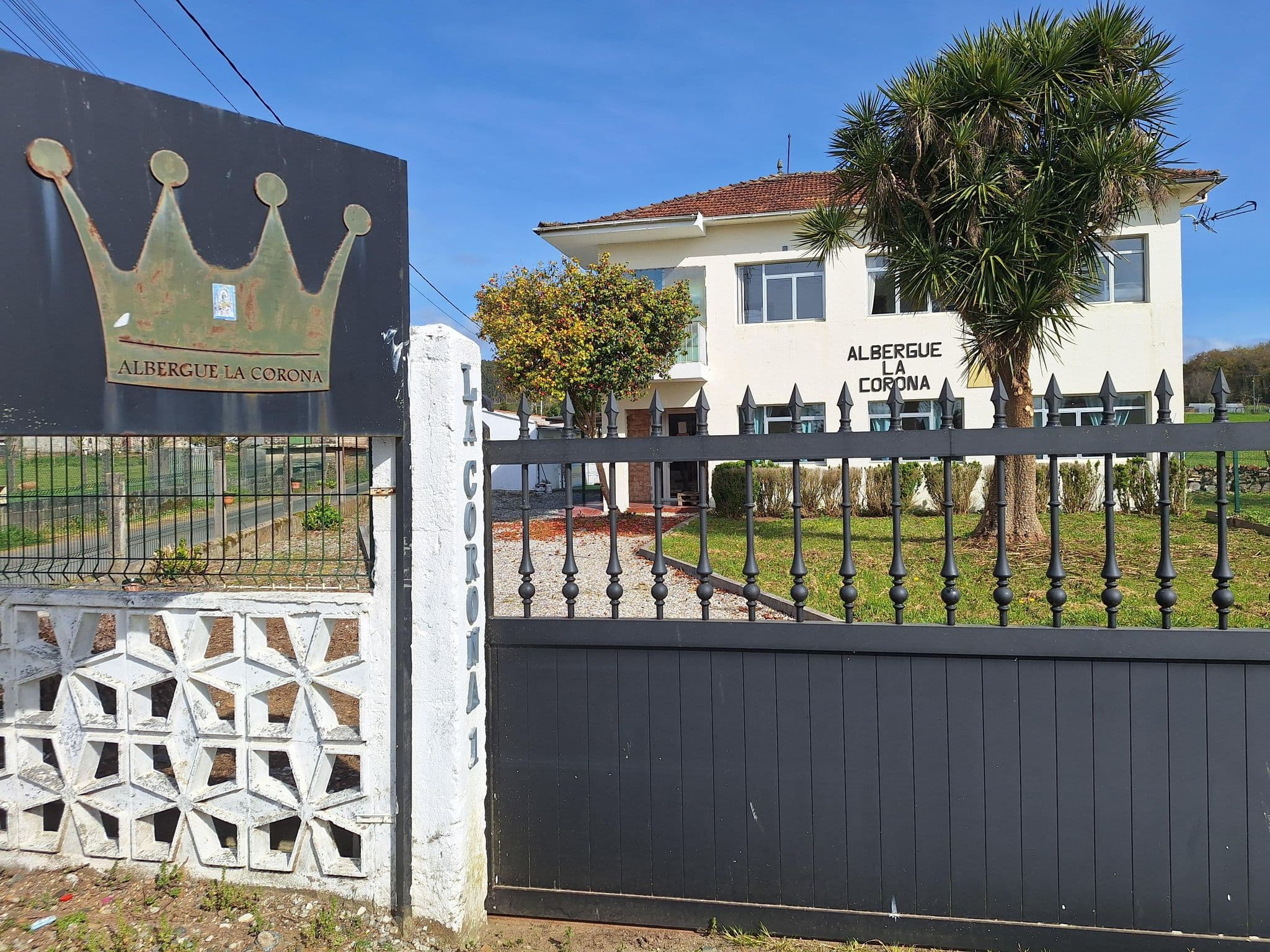 Street view near Albergue La Corona, Touro — © jesuspalmero (CC BY-SA · Mapillary)