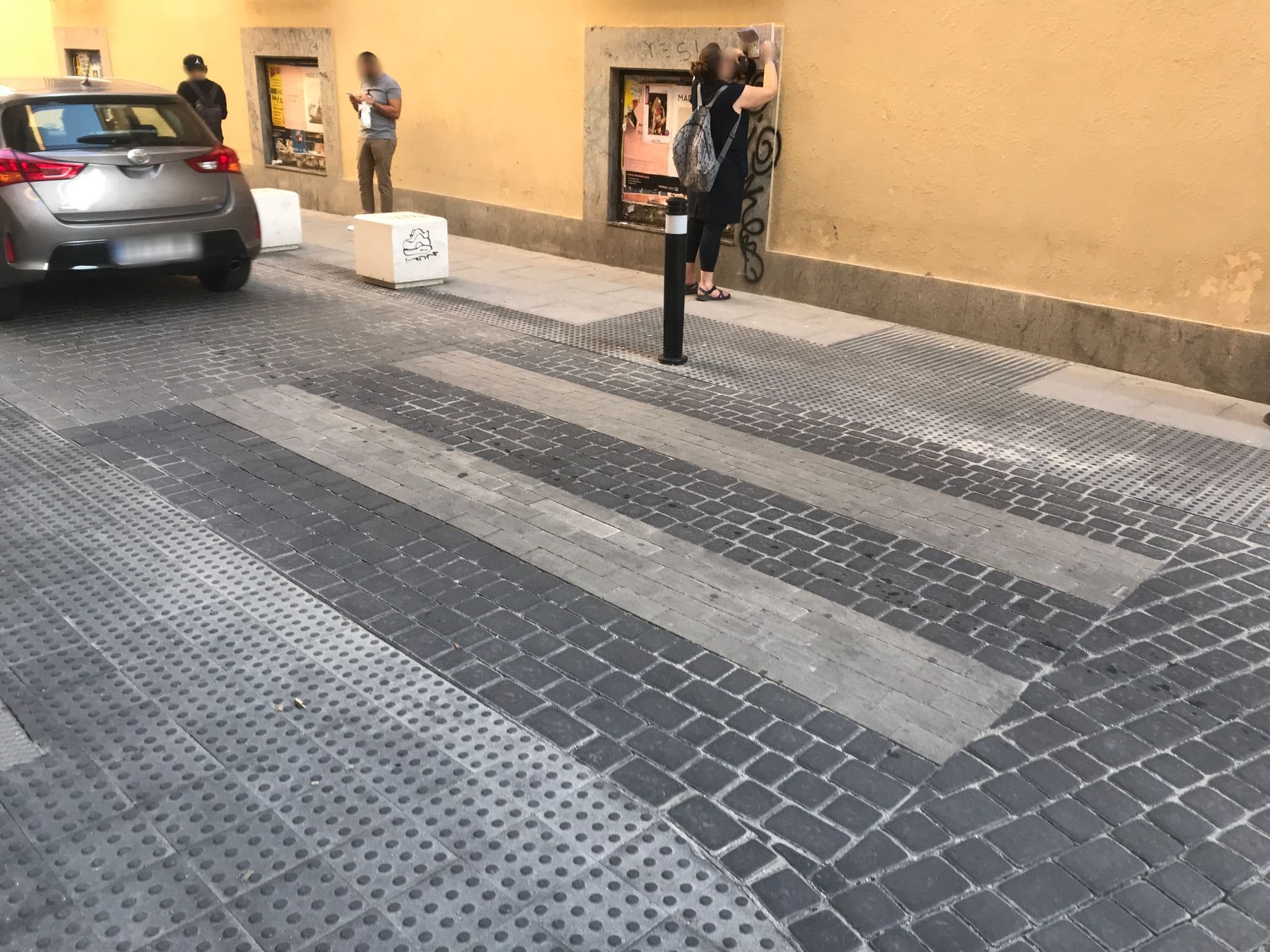Street view near Hostal Los Perales, Universidad — © walker99 (CC BY-SA · Mapillary)